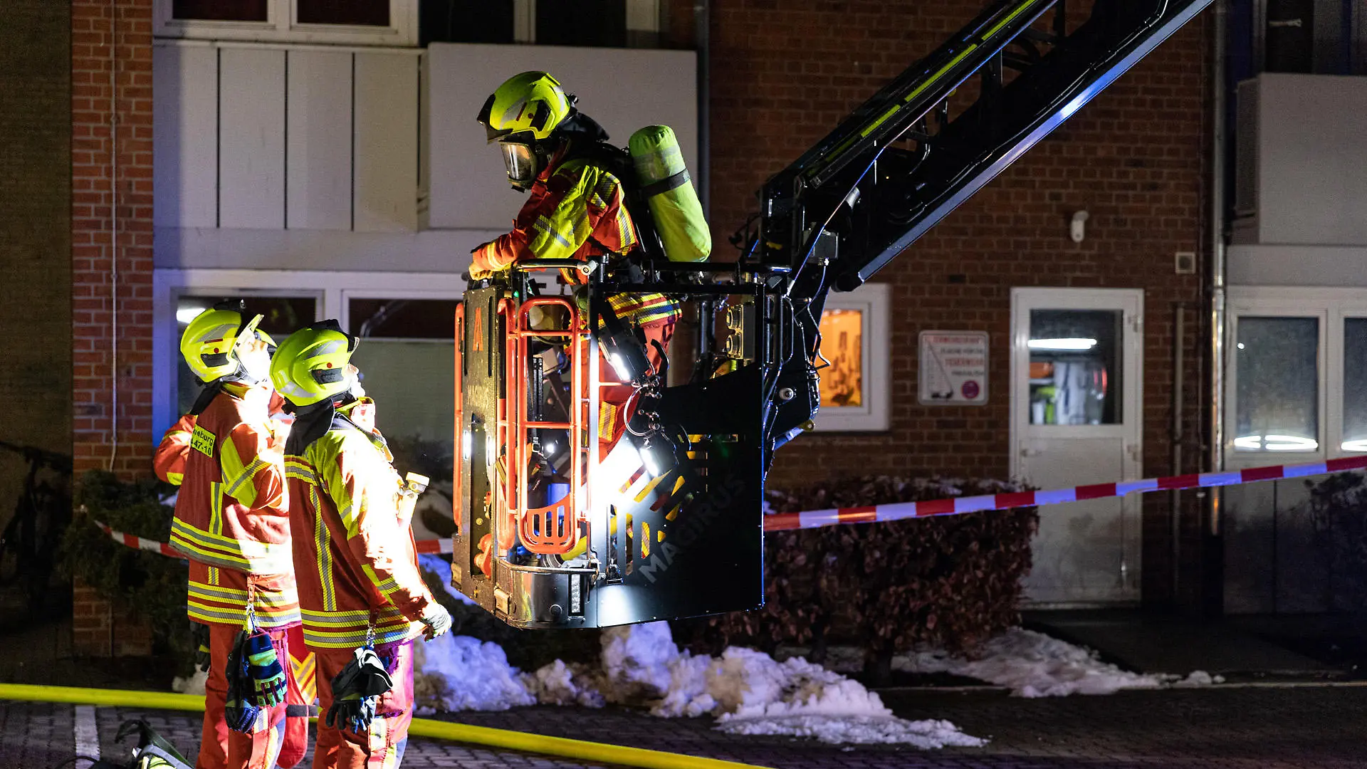 In voller Montur rückt dieser Feuerwehrmann zur Rettung über die Drehleiter aus.
