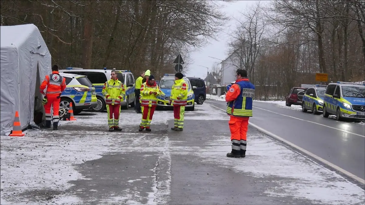 Die Polizei hat in einem Waldstück oberhalb von Freudenberg-Hohenhain (NRW) eine weibliche Leiche gefunden.
