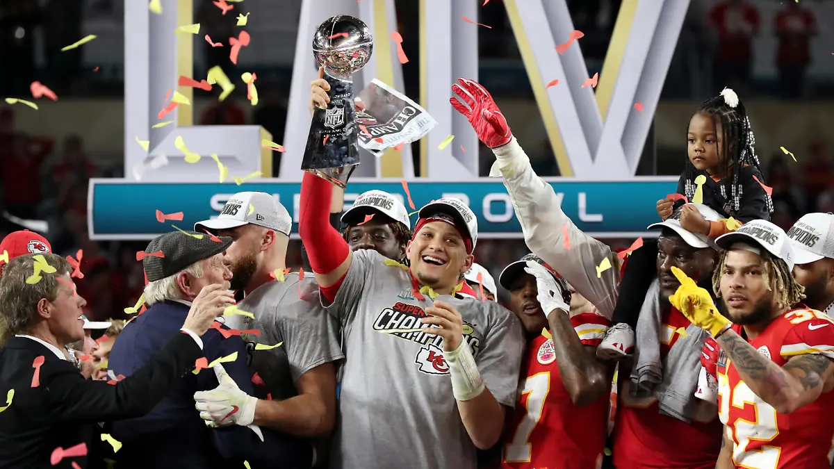 NFL Football - Super Bowl LIV - Kansas City Chiefs v San Francisco 49ers - Hard Rock Stadium, Miami, Florida, U.S. - February 2, 2020  Kansas City Chiefs' Patrick Mahomes celebrates with the Vince Lombardi trophy after winning the Super Bowl LIV REUTERS/Shannon Stapleton     TPX IMAGES OF THE DAY