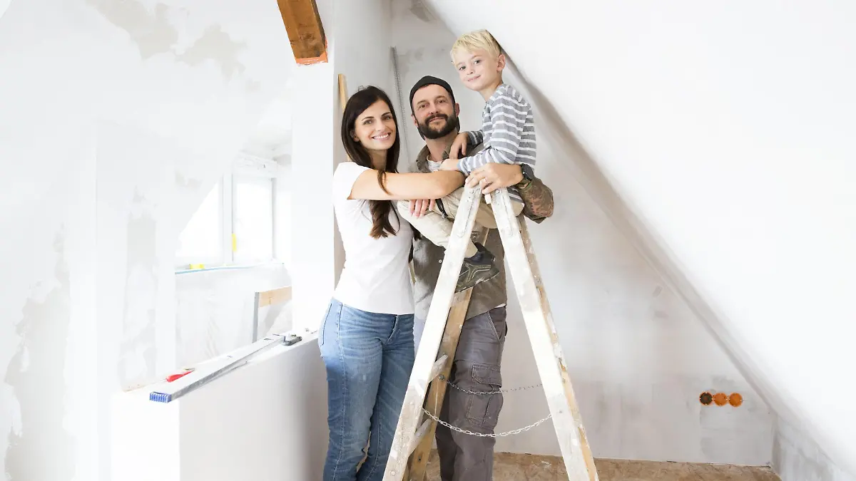 Portrait of happy family working on loft conversion model released Symbolfoto property released PUBLICATIONxINxGERxSUIxAUTxHUNxONLY MFRF01178  