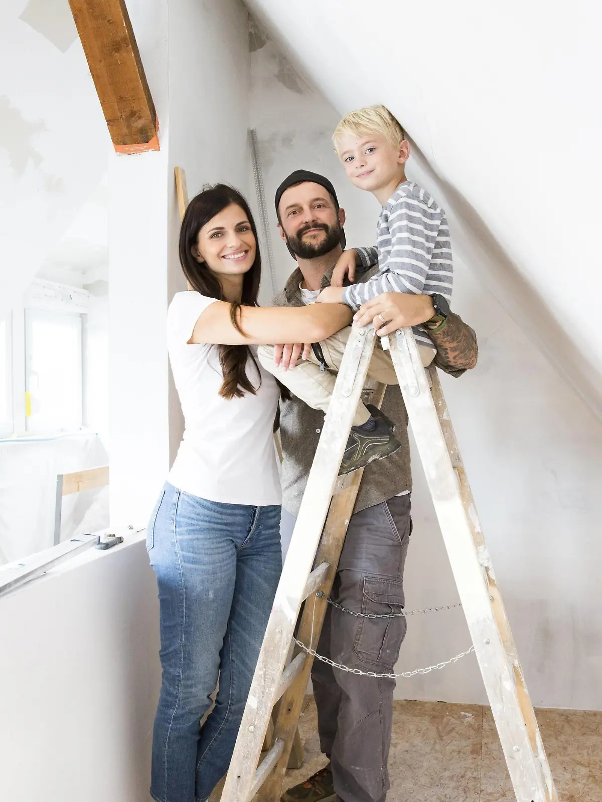 Portrait of happy family working on loft conversion model released Symbolfoto property released PUBLICATIONxINxGERxSUIxAUTxHUNxONLY MFRF01178  
