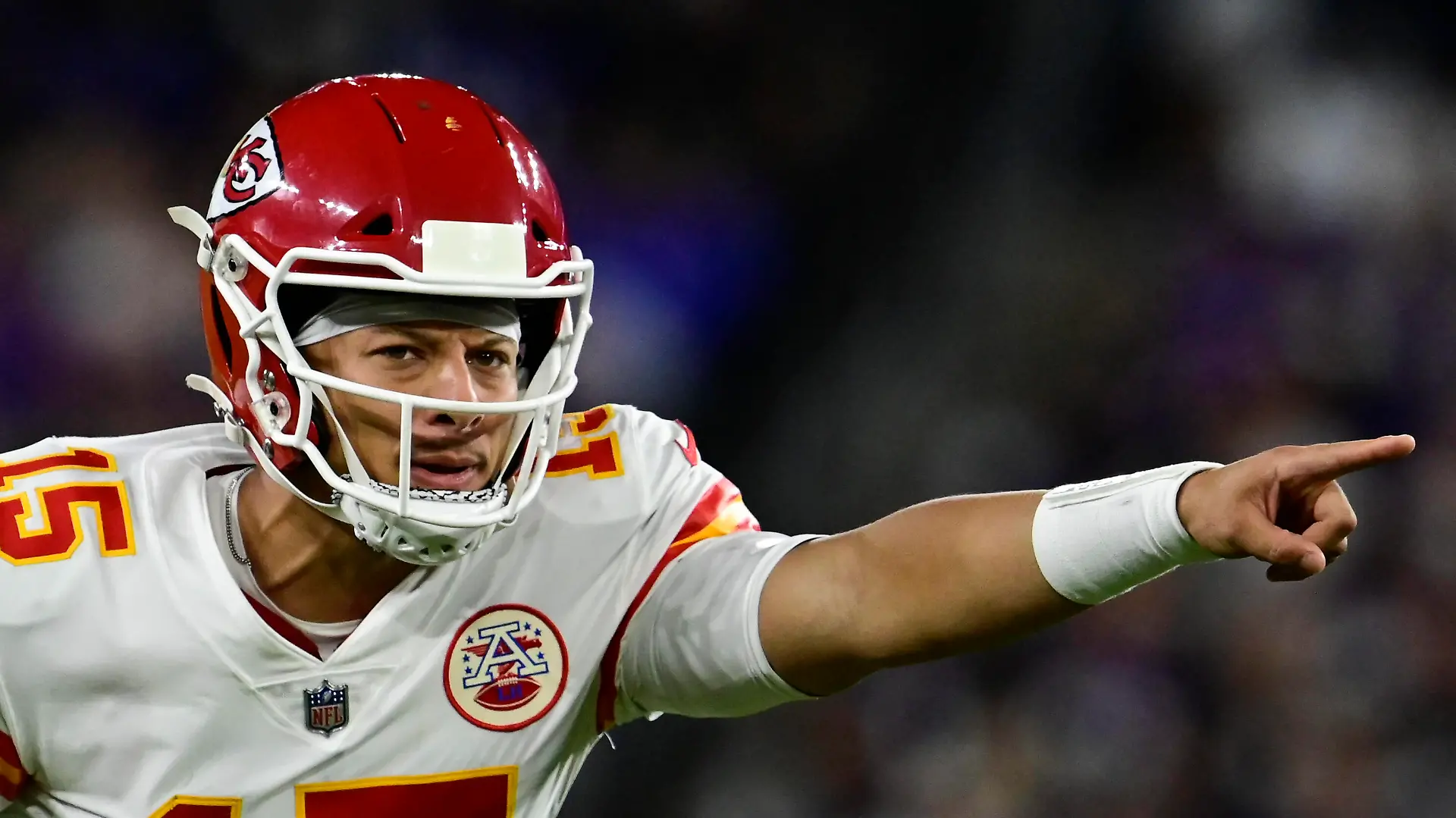 NFL, American Football Herren, USA Kansas City Chiefs at Baltimore Ravens, Sep 19, 2021 Baltimore, Maryland, USA Kansas City Chiefs quarterback Patrick Mahomes 15 calls a play from the line during the first half against the Baltimore Ravens at M&ampT Bank Stadium. Mandatory Credit: Tommy Gilligan-USA TODAY Sports, 19.09.2021 21:32:59, 16790623, NPStrans, M&ampT Bank Stadium, NFL, Baltimore Ravens, Kansas City Chiefs, Patrick Mahomes, TopPic PUBLICATIONxINxGERxSUIxAUTxONLY Copyright: xTommyxGilliganx 16790623