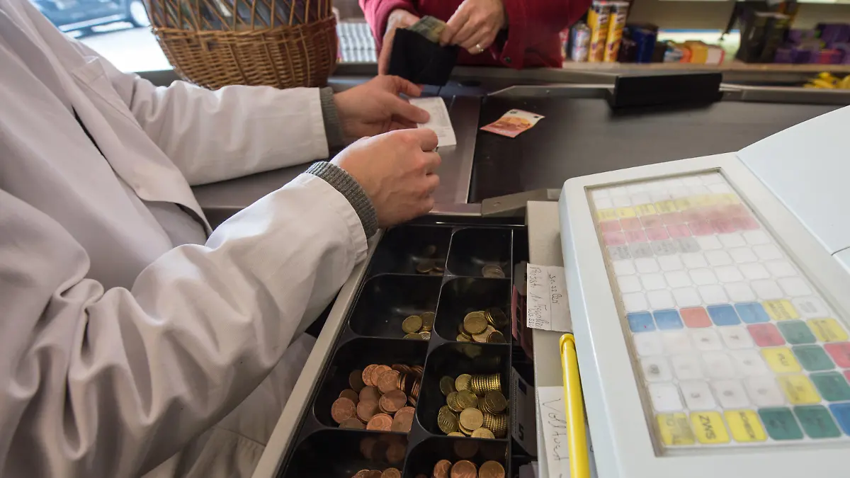 An einer Supermarktkasse in einem Lebensmittelmarkt in Straubing (Bayern) wird am 16.01.2015 kassiert. Foto: Armin Weigel/dpa  (zu dpa «Gewinner und Verlierer der Mini-Inflation» und «Verbraucherpreise im Euroraum fallen erstmals seit Krisenjahr 2009» vom 16.01.2015)