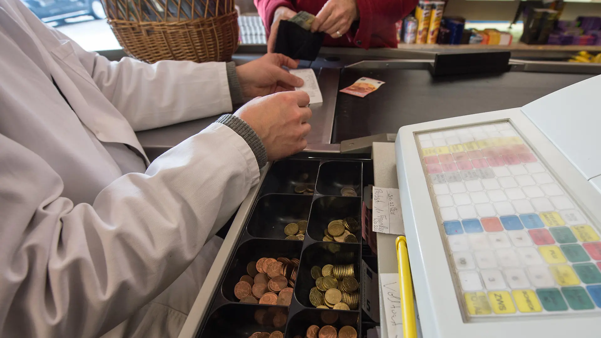 An einer Supermarktkasse in einem Lebensmittelmarkt in Straubing (Bayern) wird am 16.01.2015 kassiert. Foto: Armin Weigel/dpa  (zu dpa «Gewinner und Verlierer der Mini-Inflation» und «Verbraucherpreise im Euroraum fallen erstmals seit Krisenjahr 2009» vom 16.01.2015)