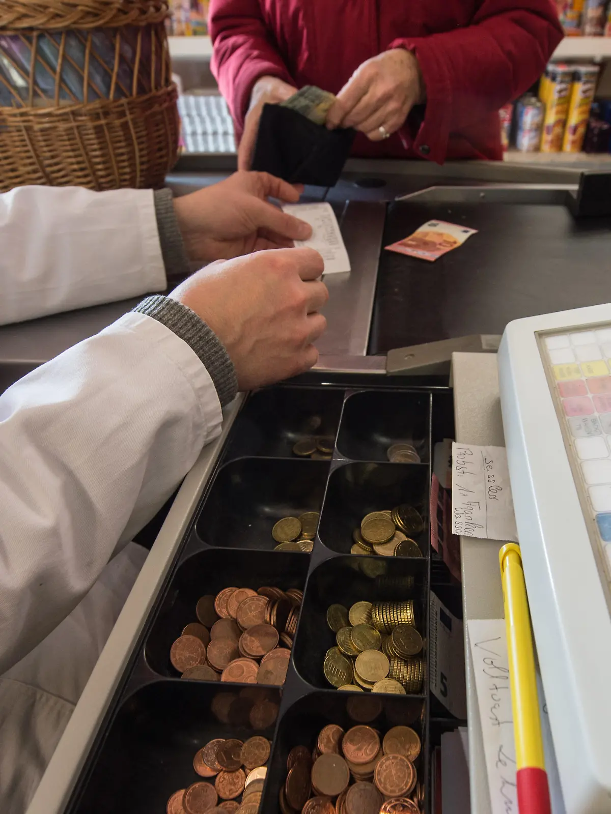An einer Supermarktkasse in einem Lebensmittelmarkt in Straubing (Bayern) wird am 16.01.2015 kassiert. Foto: Armin Weigel/dpa  (zu dpa «Gewinner und Verlierer der Mini-Inflation» und «Verbraucherpreise im Euroraum fallen erstmals seit Krisenjahr 2009» vom 16.01.2015)