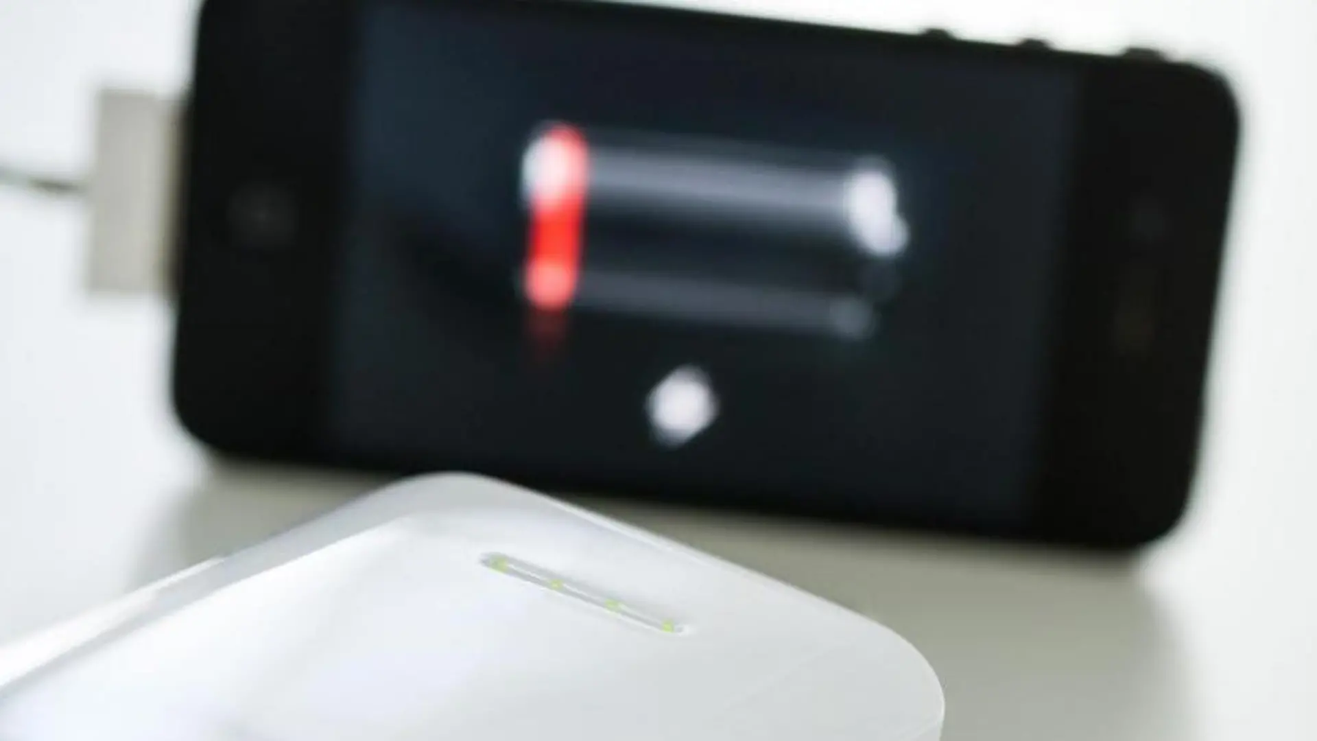 Mit einer Powerbank sind Smartphone-Nutzer unabhängig von Stecksosen auf Empfang. Foto: Franziska Gabbert