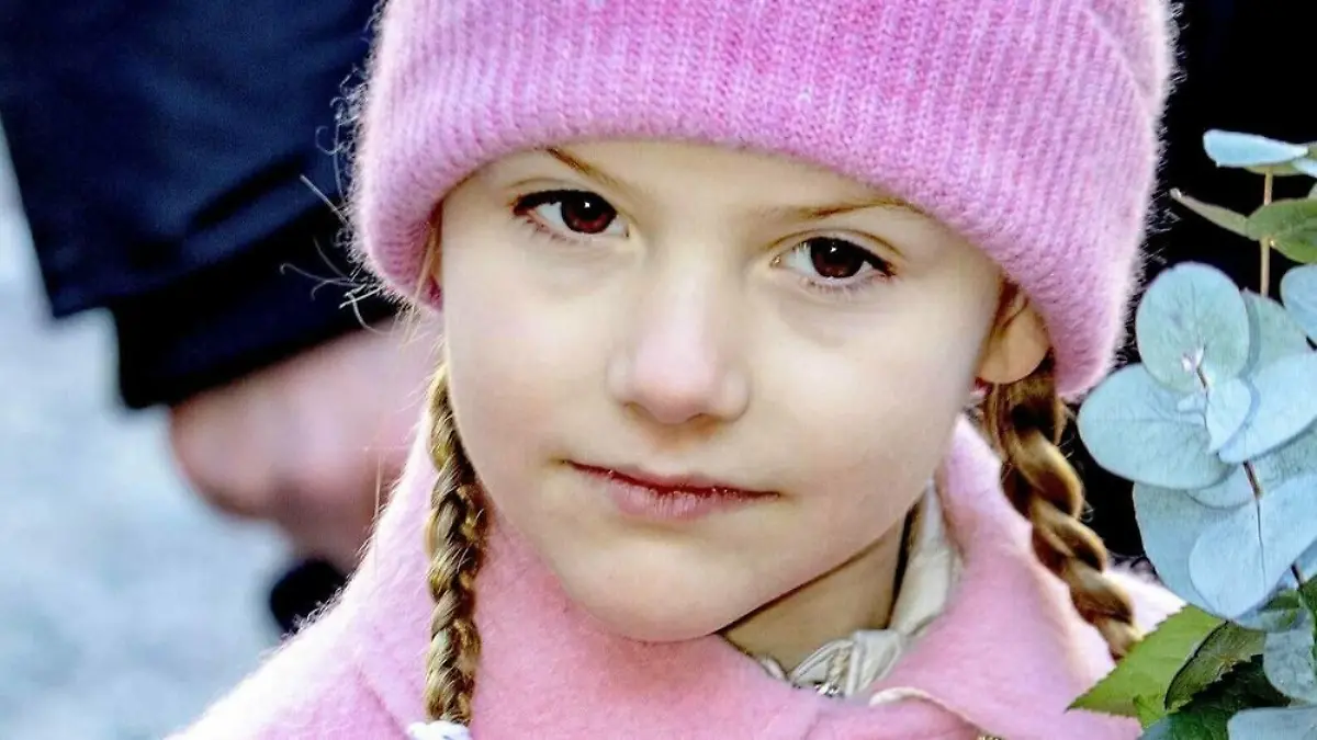 Prinzessin Estelle hüpft trotz ihrer Krücken um die Wette