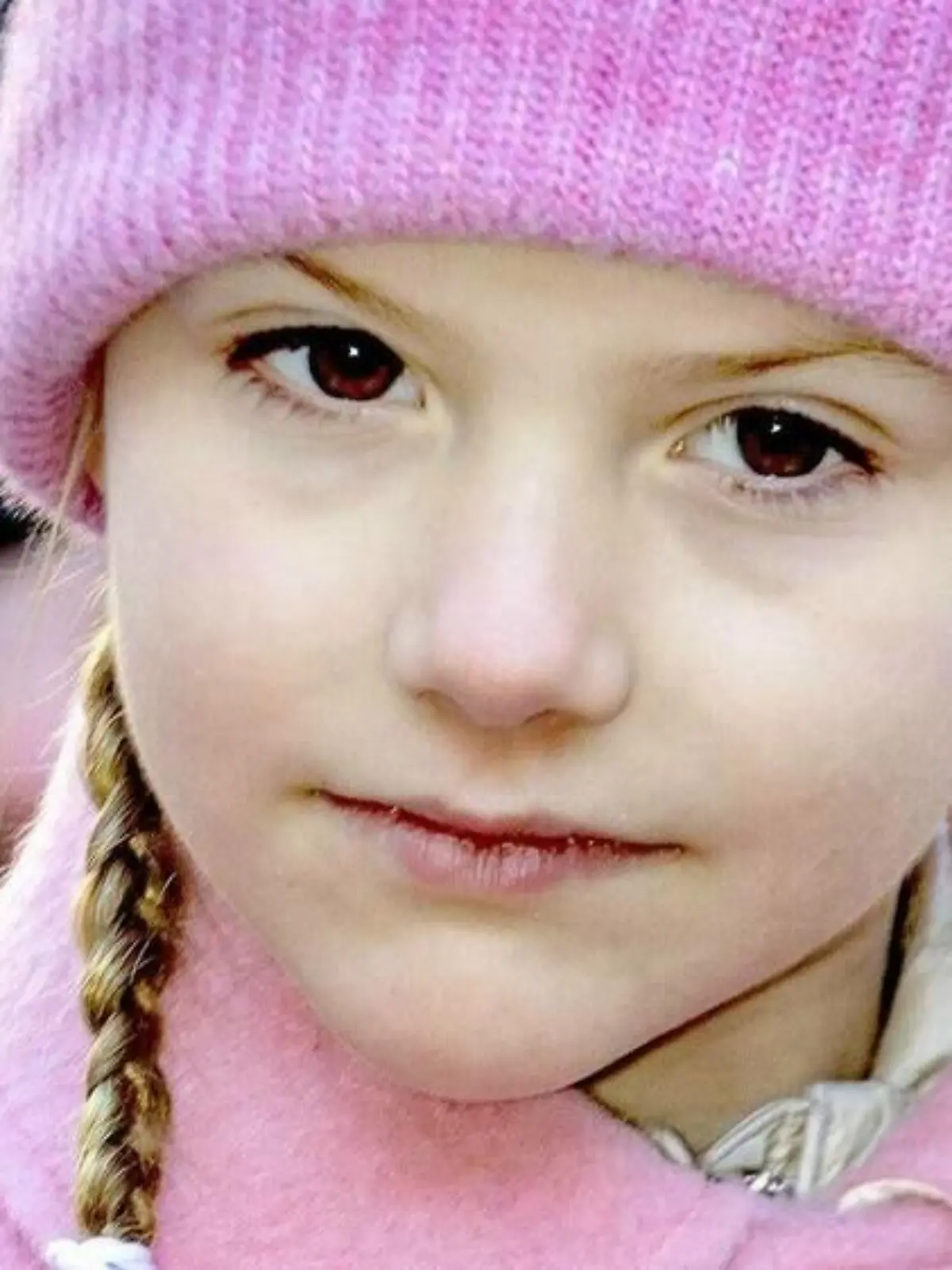 Prinzessin Estelle hüpft trotz ihrer Krücken um die Wette
