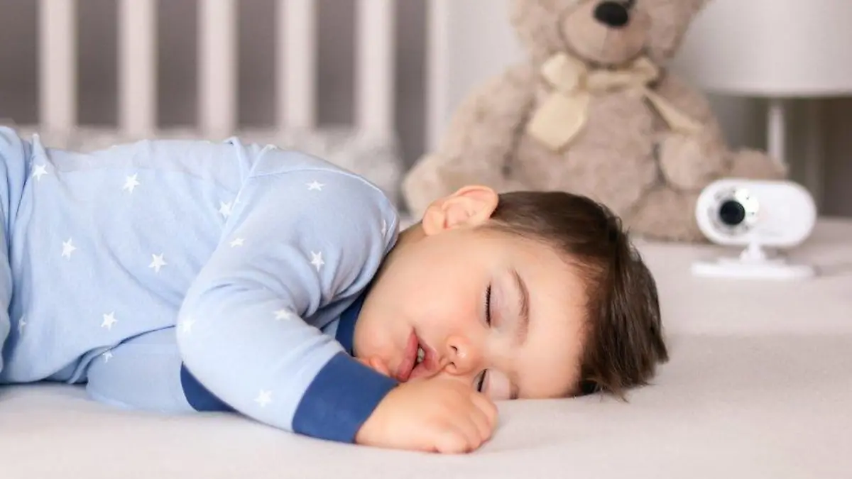 Bayb schläft in seinem bett