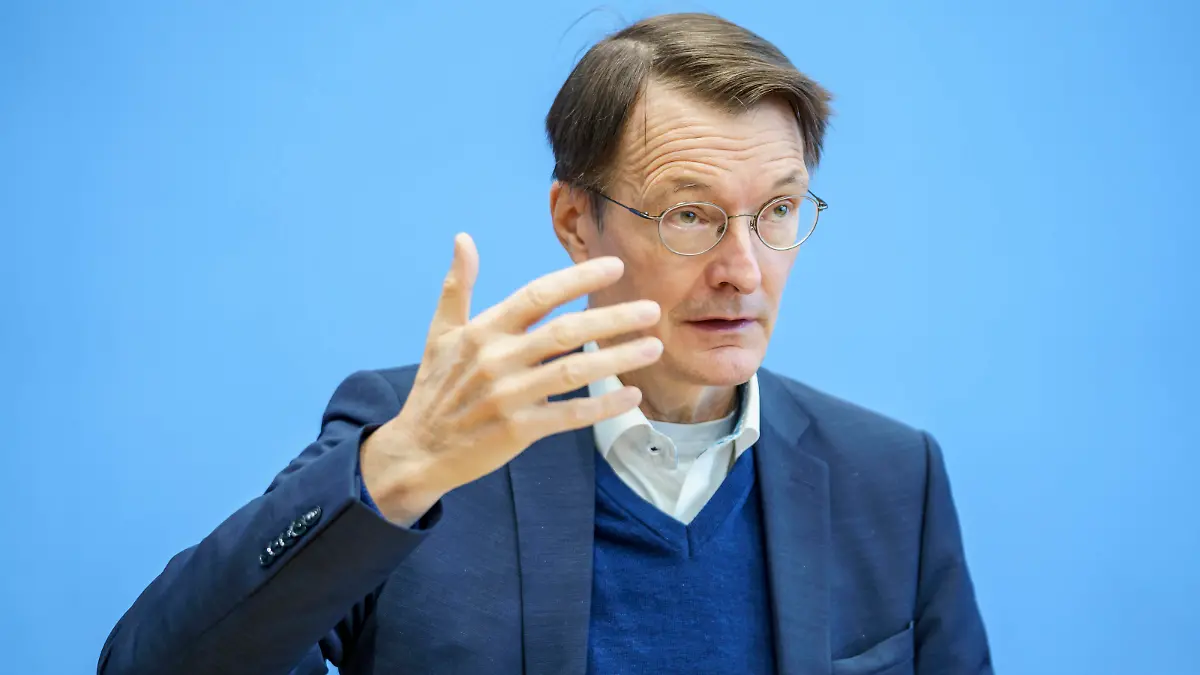 Bundespressekonferenz in Berlin - Aktuelle Corona-Lage und -Maßnahmen - Prof. Dr. Karl Lauterbach, Bundesminister für Gesundheit -Bundespressekonferenz in Berlin - Aktuelle Corona-Lage und -Maßnahmen - Prof. Dr. Karl Lauterbach, Bundesminister für Gesundheit -,