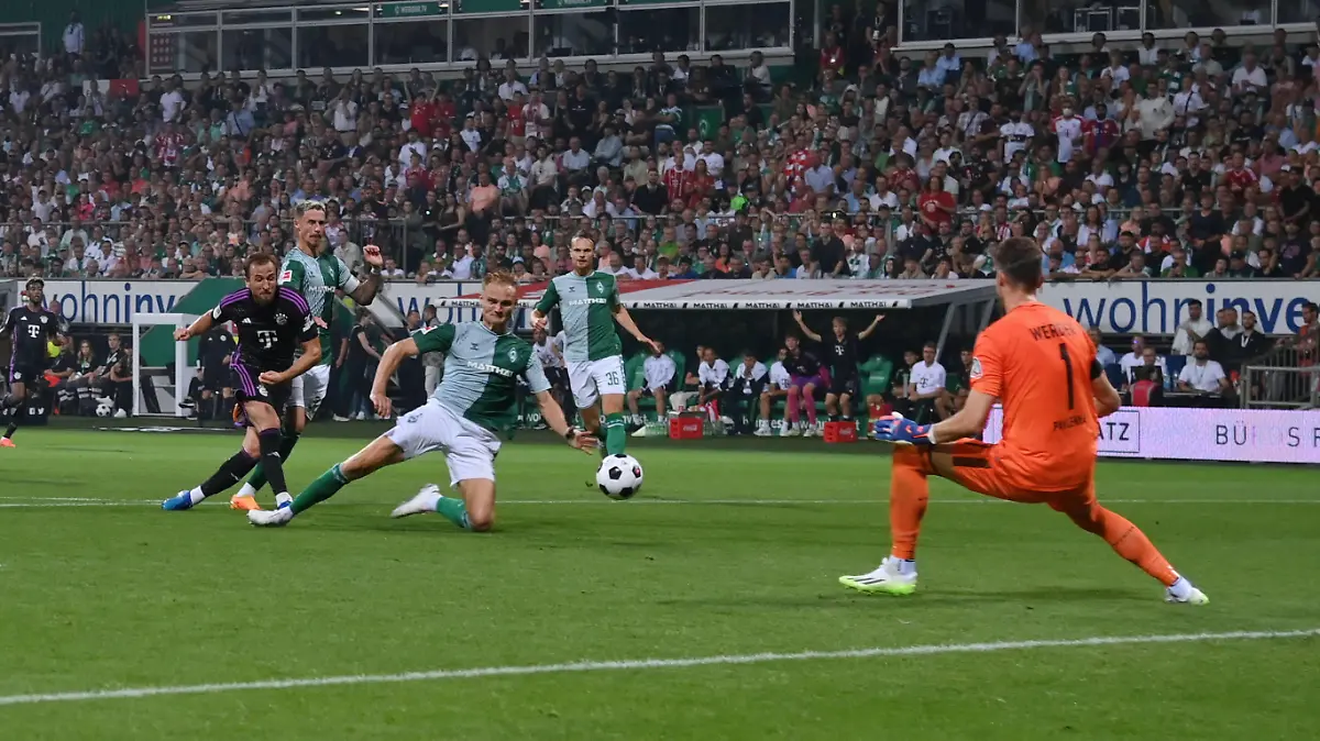 Harry Kane Bayern Muenchen, li., erzielt das Tor zum 0:2 18.08.2023, Fussball GER, Saison 2023/2024, 1. Bundesliga, 1. Spieltag, SV Werder Bremen - FC Bayern München Bremen Weserstadion Bremen Deutschland *** Harry Kane Bayern Muenchen , li , scores the goal to 0 2 18 08 2023, Football GER, Season 2023 2024, 1 Bundesliga, 1 Matchday, SV Werder Bremen FC Bayern Munich Bremen Weserstadion Bremen Germany Team2