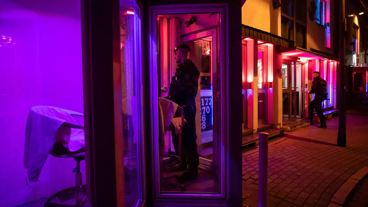 31.01.2020, Nordrhein-Westfalen, Essen: Polizisten nehmen an einer gemeinsamen Razzia von Ordnungsamt, Polizei, Ausländerbehörde und Steuerfahndung im Rotlichtviertel an der Stahlstraße teil. Bei einer behördenübergreifenden Razzia im Essener Rotlichtviertel sind am Freitagabend den 31.01.2020 Bordelle und mehrere Dutzend Prostituierte kontrolliert worden. Überprüft wurde unter anderem, ob die Frauen ordnungsgemäß angemeldet sind und sich regelmäßig gesundheitlich untersuchen lassen. Foto: Bernd Thissen/dpa +++ dpa-Bildfunk +++