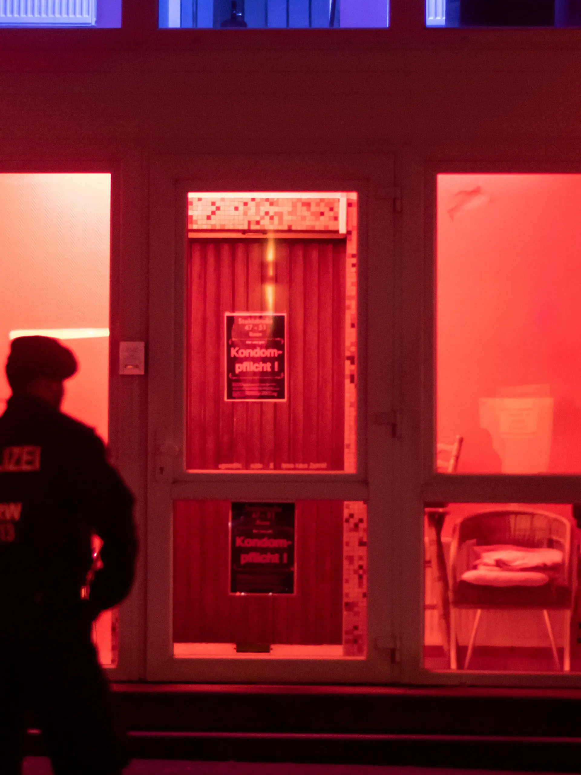 dpatopbilder - 31.01.2020, Nordrhein-Westfalen, Essen: Polizisten nehmen an einer gemeinsamen Razzia von Ordnungsamt, Polizei, Ausländerbehörde und Steuerfahndung im Rotlichtviertel an der Stahlstraße teil. Bei einer behördenübergreifenden Razzia im Essener Rotlichtviertel sind am Freitagabend den 31.01.2020 Bordelle und mehrere Dutzend Prostituierte kontrolliert worden. Überprüft wurde unter anderem, ob die Frauen ordnungsgemäß angemeldet sind und sich regelmäßig gesundheitlich untersuchen lassen. Foto: Bernd Thissen/dpa +++ dpa-Bildfunk +++