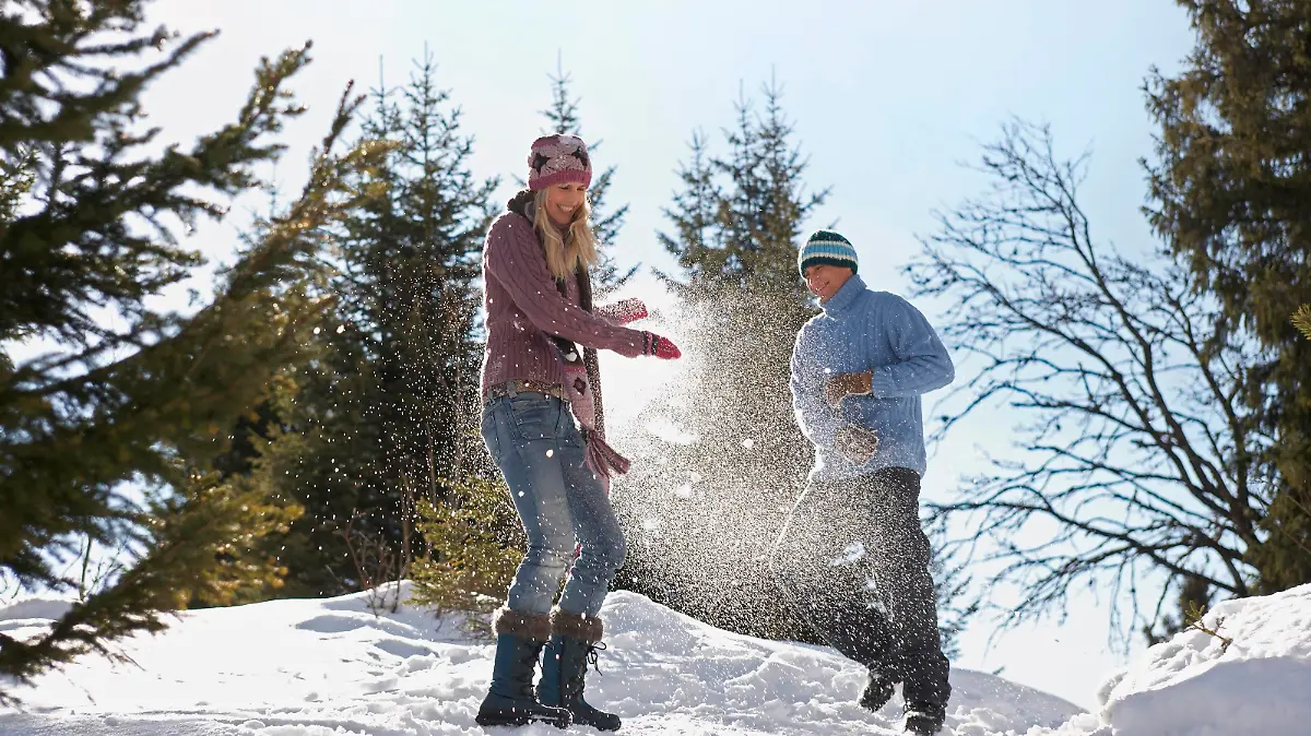 Couple playing in snow on hill,model released, Symbolfoto PUBLICATIONxINxGERxSUIxAUTxONLY 03B71168