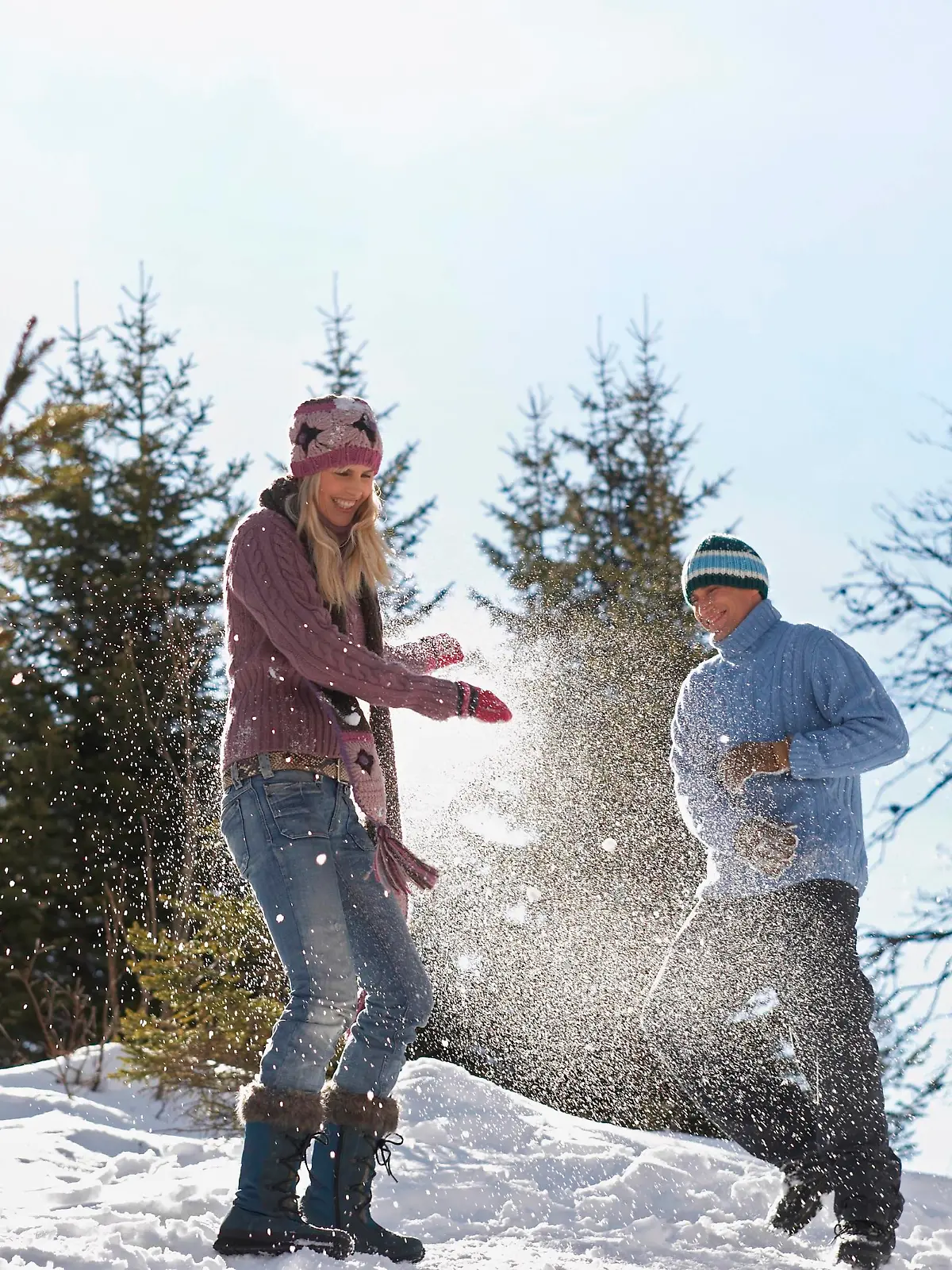 Couple playing in snow on hill,model released, Symbolfoto PUBLICATIONxINxGERxSUIxAUTxONLY 03B71168