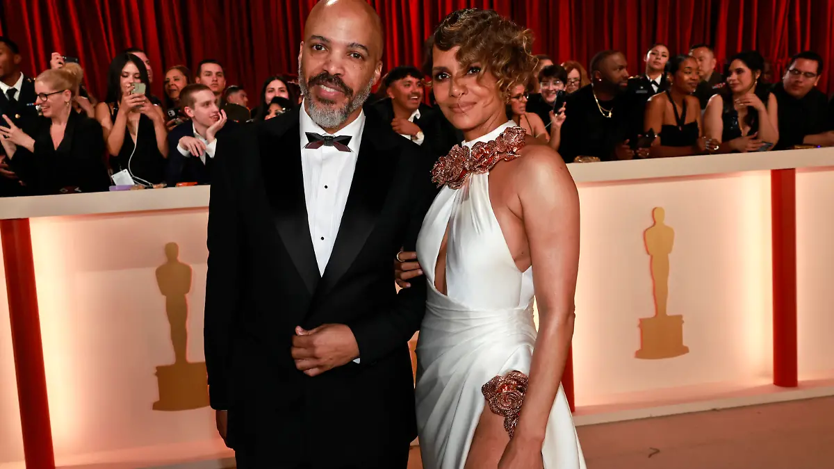 HOLLYWOOD, CALIFORNIA - MARCH 12: (L-R) Van Hunt and Halle Berry attend the 95th Annual Academy Awards on March 12, 2023 in Hollywood, California. (Photo by Emma McIntyre/Getty Images)