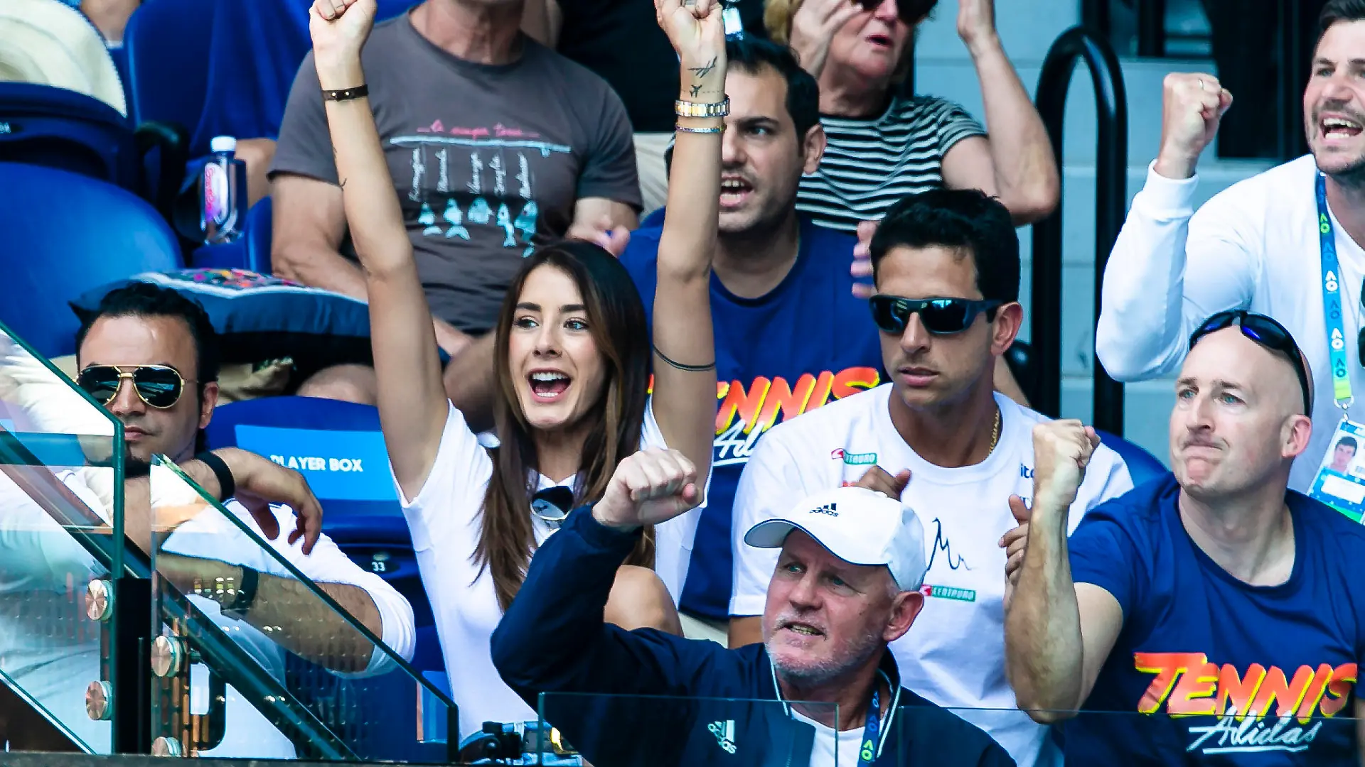 29.01.2020, Australien, Melbourne: Tennis: Grand Slam, Australian Open. Hereen, Einzel, Viertelfinale, Wawrinka (Schweiz) - Zverev (Deutschland). Brenda Patea (2. v. l.), Freundin von Alexander Zverev, jubelt auf der Tribüne. Zverev gewann das Spiel. Foto: Frank Molter/dpa +++ dpa-Bildfunk +++