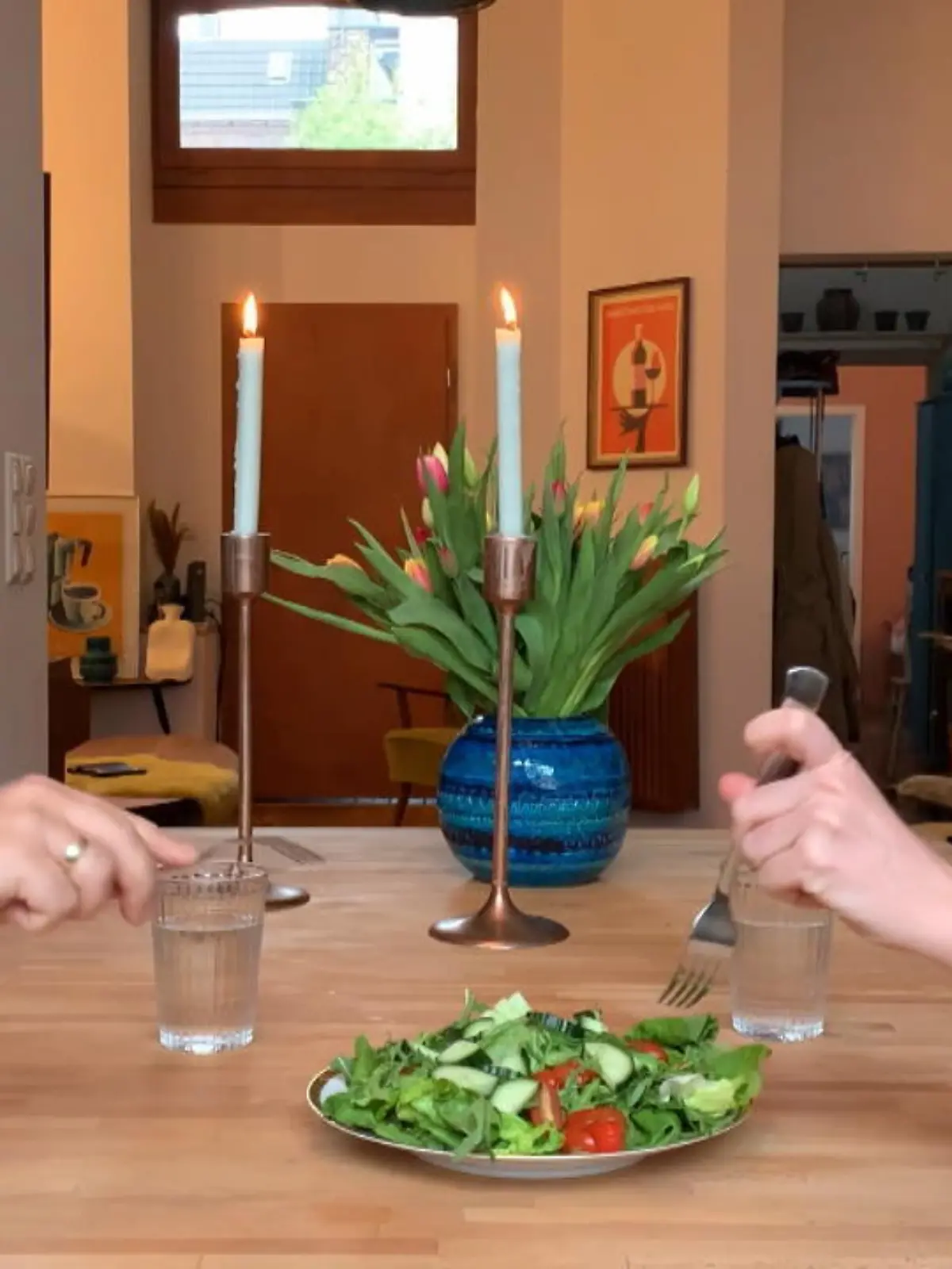 Mein Mann Emrah und ich gehören zu den Leuten, die wirklich gerne essen – insbesondere im Winter. Doch genauso sehr lieben wir es, die angefressenen Pölsterchen in Richtung Sommer dann auch wieder loszuwerden. Die Thonon-Diät verspricht 10 Kilo in 2 Wochen. Harte 2 Wochen! Denn nur 600-800 Kcal sind täglich erlaubt. Ein strikter Ernährungsplan bestehend aus Fleisch, alternativ Tofu, Eiern und Salat ist vorgegeben.
