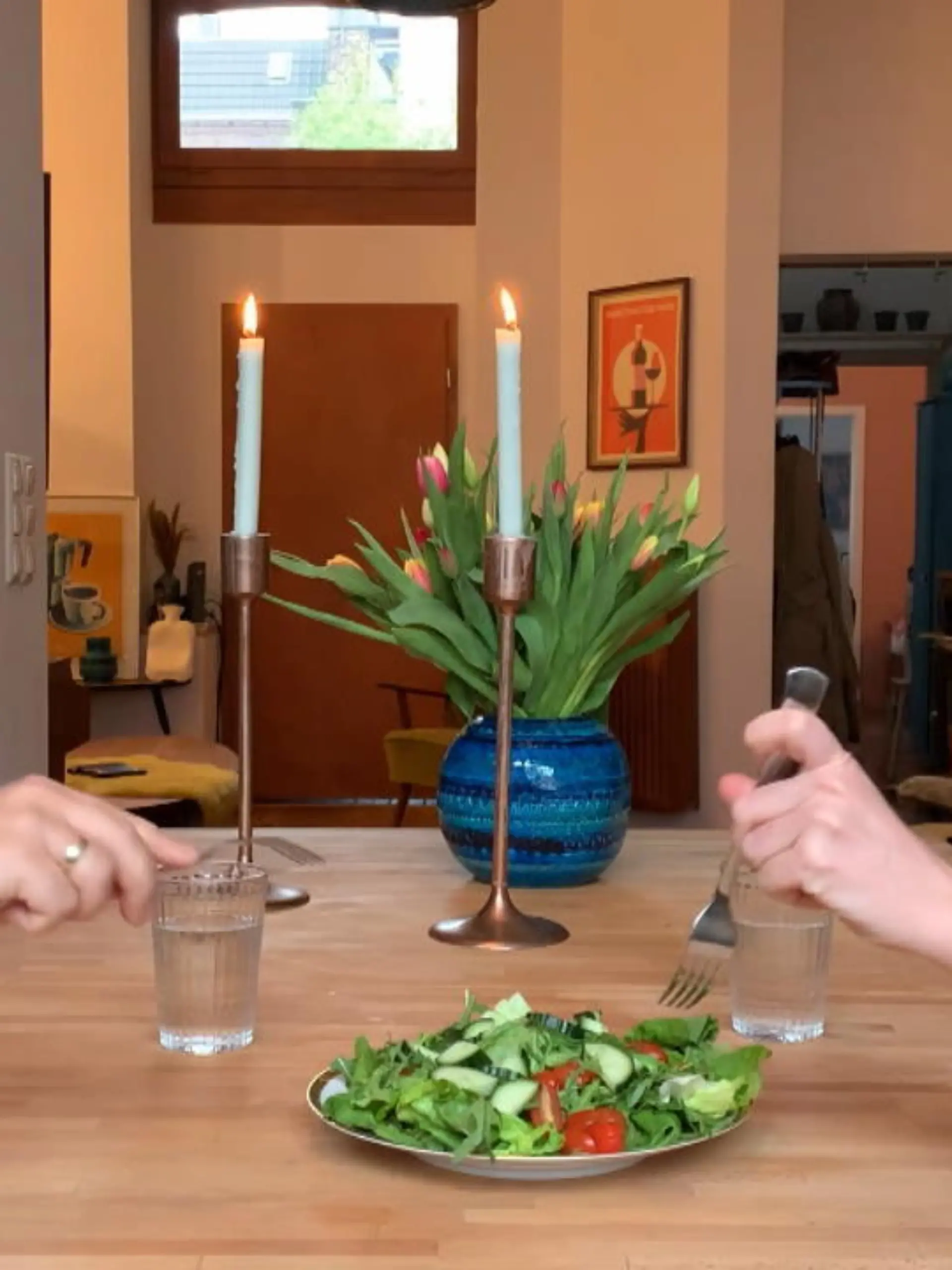 Mein Mann Emrah und ich gehören zu den Leuten, die wirklich gerne essen – insbesondere im Winter. Doch genauso sehr lieben wir es, die angefressenen Pölsterchen in Richtung Sommer dann auch wieder loszuwerden. Die Thonon-Diät verspricht 10 Kilo in 2 Wochen. Harte 2 Wochen! Denn nur 600-800 Kcal sind täglich erlaubt. Ein strikter Ernährungsplan bestehend aus Fleisch, alternativ Tofu, Eiern und Salat ist vorgegeben.