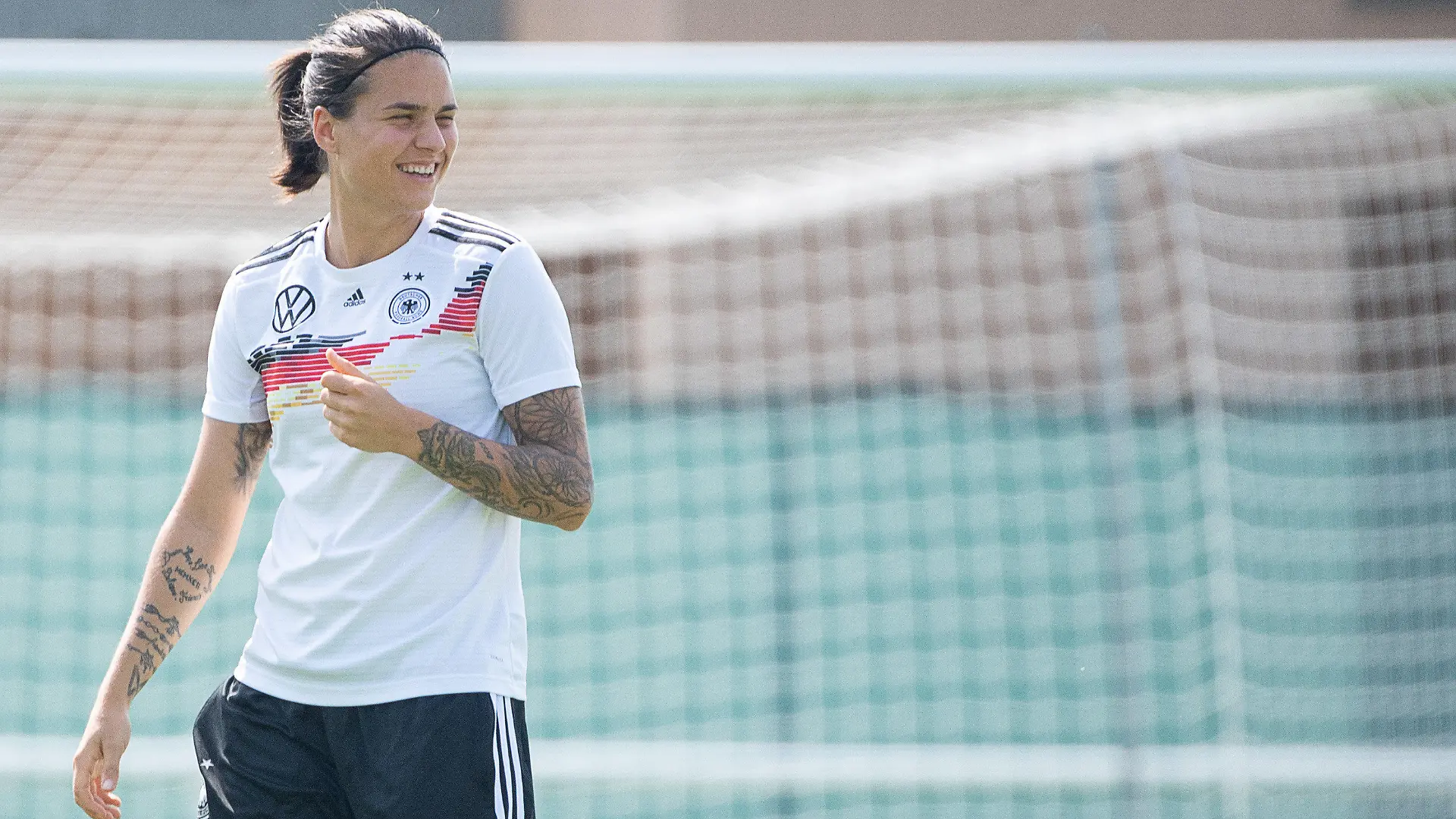 28.06.2019, Frankreich, Pont-Pean: Fußball, Frauen: WM, Nationalmannschaft, Deutschland, Abschlusspressekonferenz: Dzsenifer Marozsan lacht. Foto: Sebastian Gollnow/dpa +++ dpa-Bildfunk +++