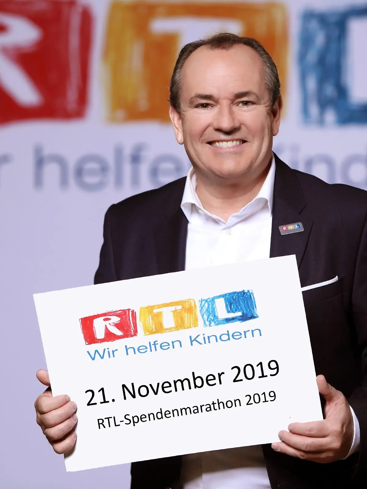 Bereits zum 24. Mal wird Wolfram Kons den 24-stündigen RTL-Spendenmarathon starten und die RTL-Zuschauer zu Spenden aufrufen. Für einen Tag stellt RTL sein Programm um, damit für Not leidende Kinder gesammelt werden kann.