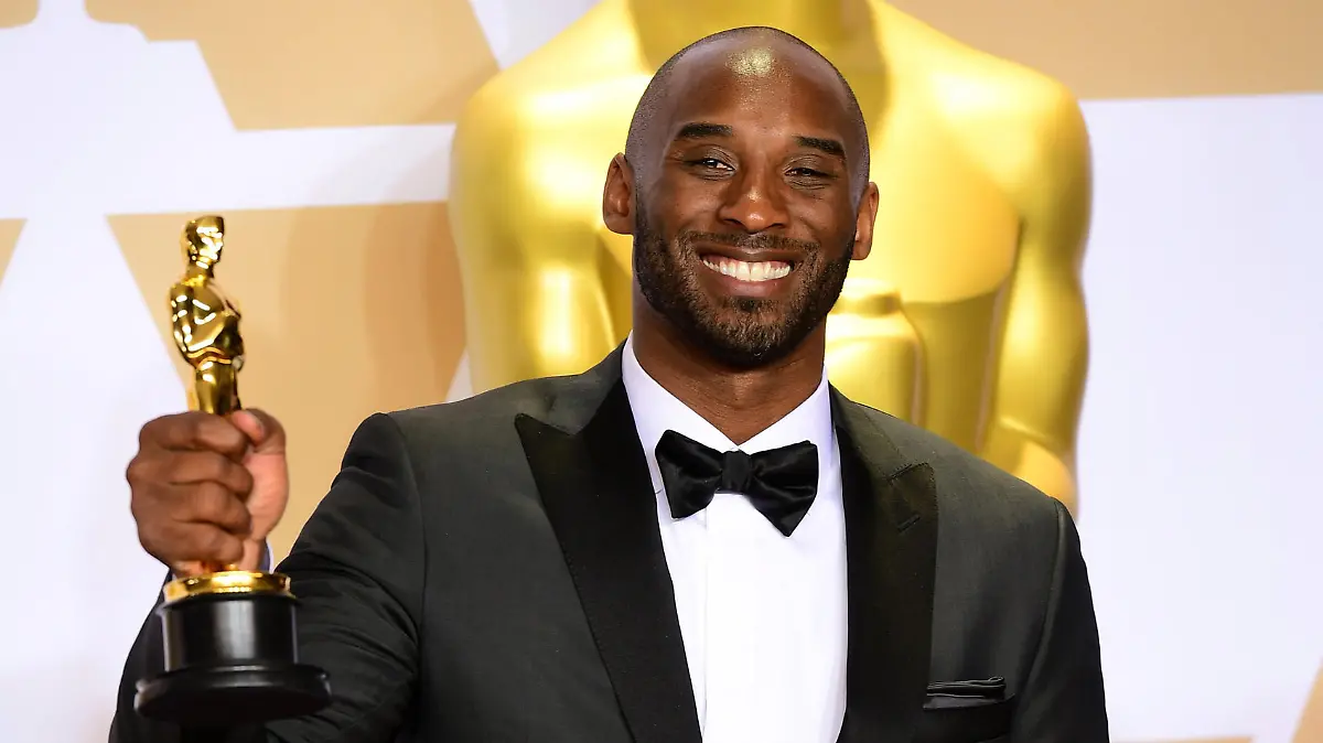 ARCHIV - 26.01.2020, USA, Los Angeles: Basketballstar Kobe Bryant zeigt die Trophäe für den «Best animated Short Oscar for Dear BasketBall» im Presseraum bei den 90. Academy Awards im Dolby Theatre in Hollywood. Der ehemalige Basketball-Superstar Kobe Bryant ist bei einem Hubschrauberabsturz in den USA tödlich verunglückt. Der 41-Jährige war nach übereinstimmenden Berichten von US-Medien unter den fünf Todesopfern eines Absturzes am Sonntag im kalifornischen Calabasas. (zu dpa "US-Medien: Ex-Basketball-Star Bryant stirbt bei Hubschrauberabsturz") Foto: Ian West/PA Wire/dpa +++ dpa-Bildfunk +++