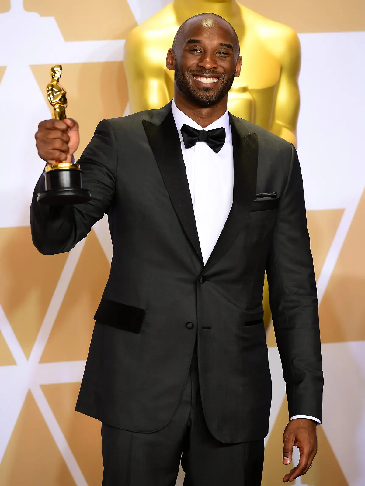ARCHIV - 26.01.2020, USA, Los Angeles: Basketballstar Kobe Bryant zeigt die Trophäe für den «Best animated Short Oscar for Dear BasketBall» im Presseraum bei den 90. Academy Awards im Dolby Theatre in Hollywood. Der ehemalige Basketball-Superstar Kobe Bryant ist bei einem Hubschrauberabsturz in den USA tödlich verunglückt. Der 41-Jährige war nach übereinstimmenden Berichten von US-Medien unter den fünf Todesopfern eines Absturzes am Sonntag im kalifornischen Calabasas. (zu dpa "US-Medien: Ex-Basketball-Star Bryant stirbt bei Hubschrauberabsturz") Foto: Ian West/PA Wire/dpa +++ dpa-Bildfunk +++
