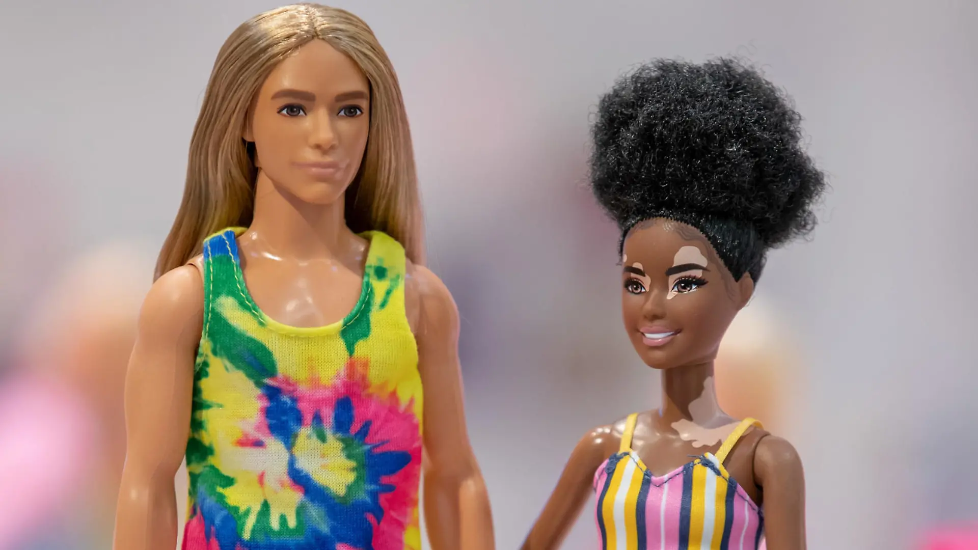28.01.2020, Bayern, Nürnberg: Barbie-Puppen der Linie Fashionistas des US-amerikanischen Spielzeughersteller Mattel sind am Stand des Unternehmens auf der Spielwarenmesse ausgestellt. Der Hersteller der Barbie-Puppen hat einige neue Modelle vorgestellt, die für mehr Vielfalt stehen sollen. Darunter ist ein Ken mit langem Haar und Batik-Shirt - bislang war die Frisur des stets adretten Ken nur aufgemalt. Außerdem gibt es nun eine Puppe mit der Hautkrankheit Vitiligo. Dafür hätten die Designer mit einem Dermatologen zusammengearbeitet, teilte Spielzeughersteller Mattel mit. (zu dpa "Barbie mit Hautkrankheit, Ken mit Langhaarfrisur") Foto: Daniel Karmann/dpa - ACHTUNG: Nur zur redaktionellen Verwendung im Zusammenhang mit der aktuellen Berichterstattung über die Spielwarenmesse 2020. +++ dpa-Bildfunk +++