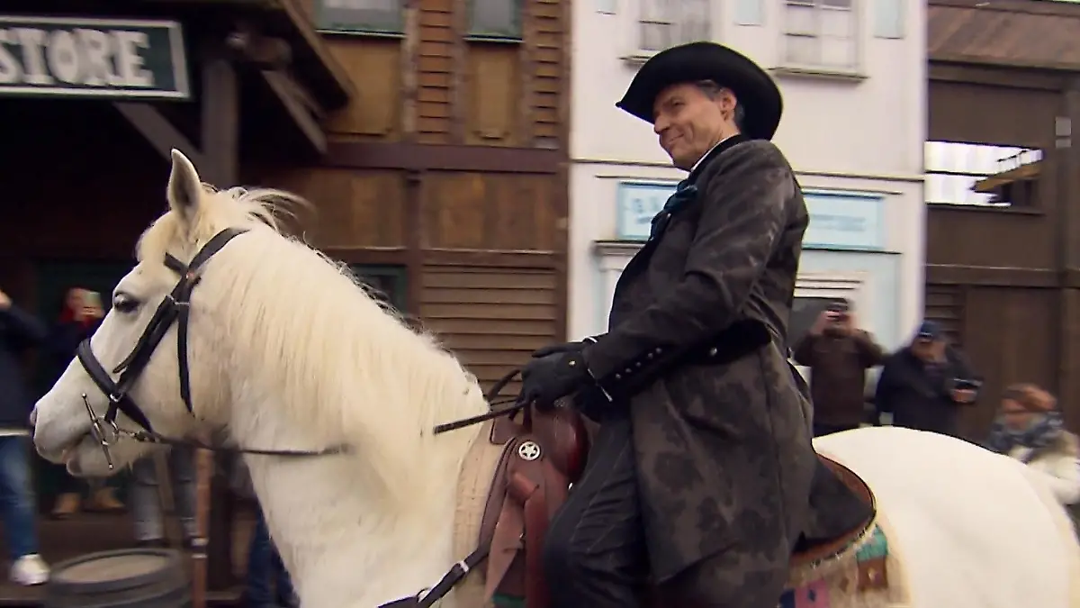 So hat man Wolfgang Bahro wohl noch nie gesehen Wild West-Abenteuer statt GZSZ