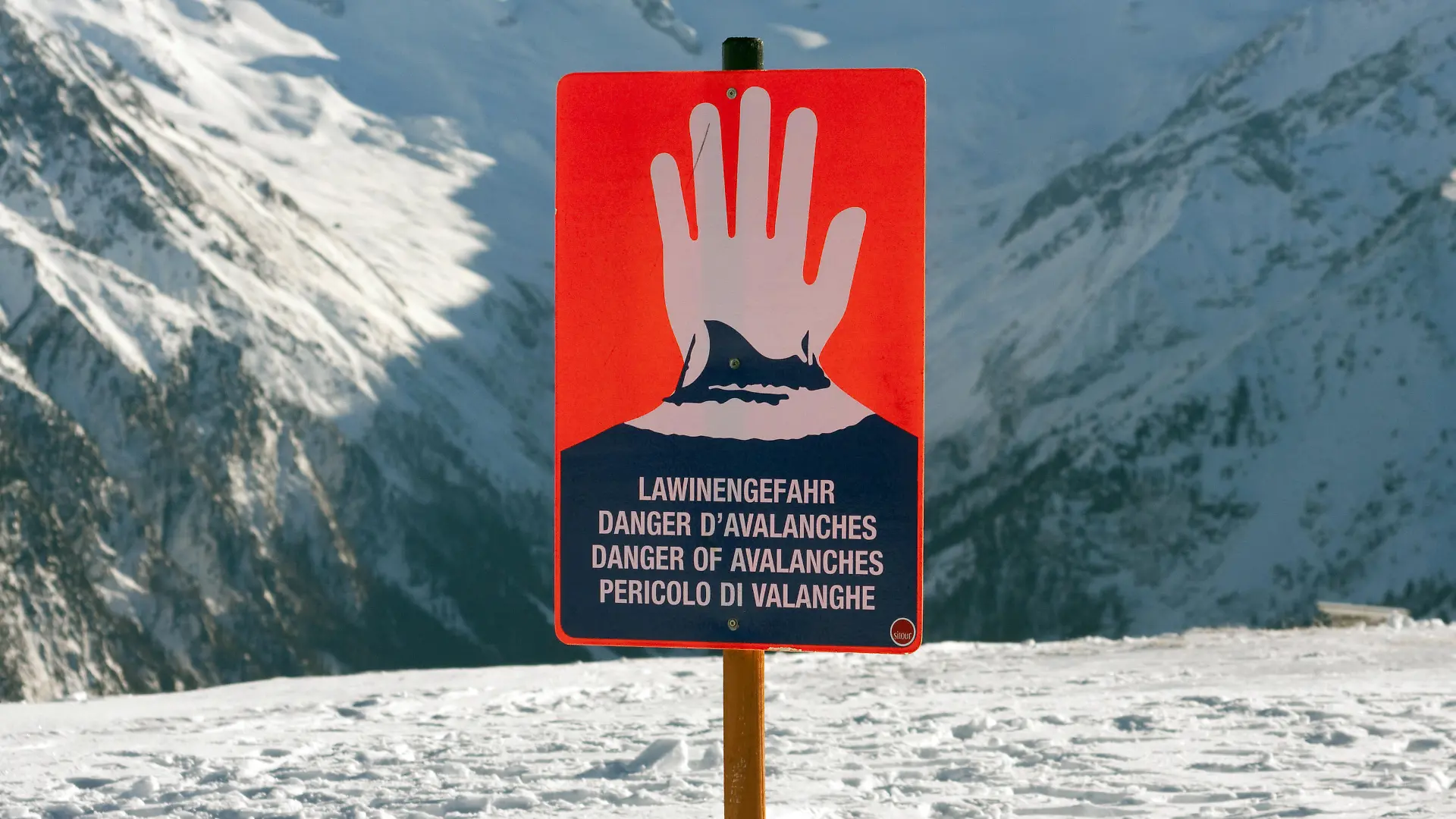 Ein Schild warnt im Skigebiet auf dem Wildkogel bei Neukirchen im Bundesland Salzburg in den Alpen in Österreich vor Lawinengefahr. Im Hintergrund das Massiv des Großvenedigers. Aufnahme vom 09.01.2009. Foto: Frank Rumpenhorst +++(c) dpa - Report+++