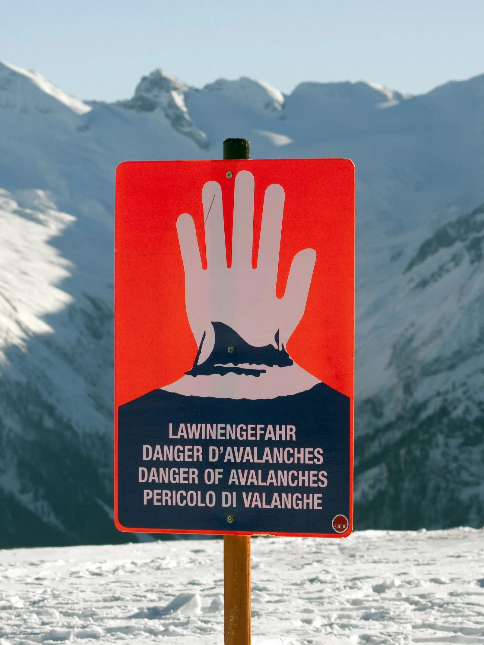 Ein Schild warnt im Skigebiet auf dem Wildkogel bei Neukirchen im Bundesland Salzburg in den Alpen in Österreich vor Lawinengefahr. Im Hintergrund das Massiv des Großvenedigers. Aufnahme vom 09.01.2009. Foto: Frank Rumpenhorst  +++(c) dpa - Report+++