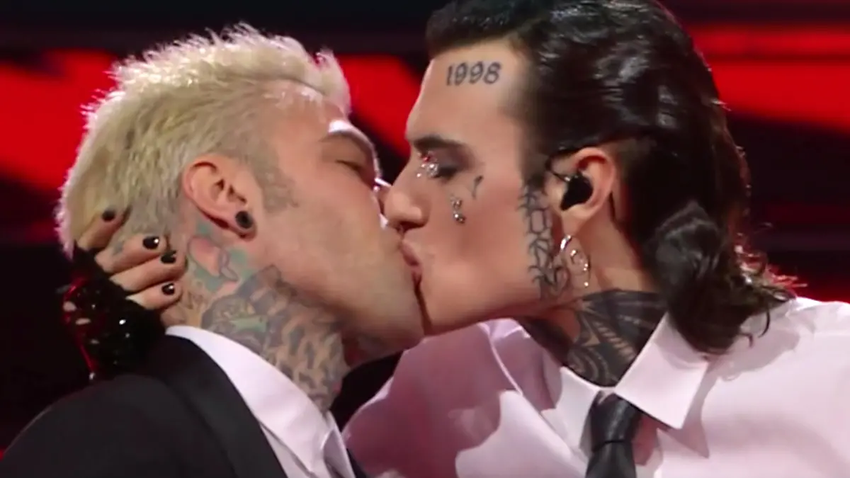 Foto Matteo Rasero/LaPresse 11 Febbraio 2023 Sanremo, Italia - Spettacolo - Sanremo, 73mo Festival della canzone italiana - Quinta serata. Serata Finale. 
Nella foto: Rosa Chemical e Fedez, il bacio
February 11, 2023 Sanremo, Italy - Entertainment - Sanremo, 73rd Italian Song Festival - Fifth evening. The Final.
In the photo: Rosa Chemical e Fedez, il bacio / action press