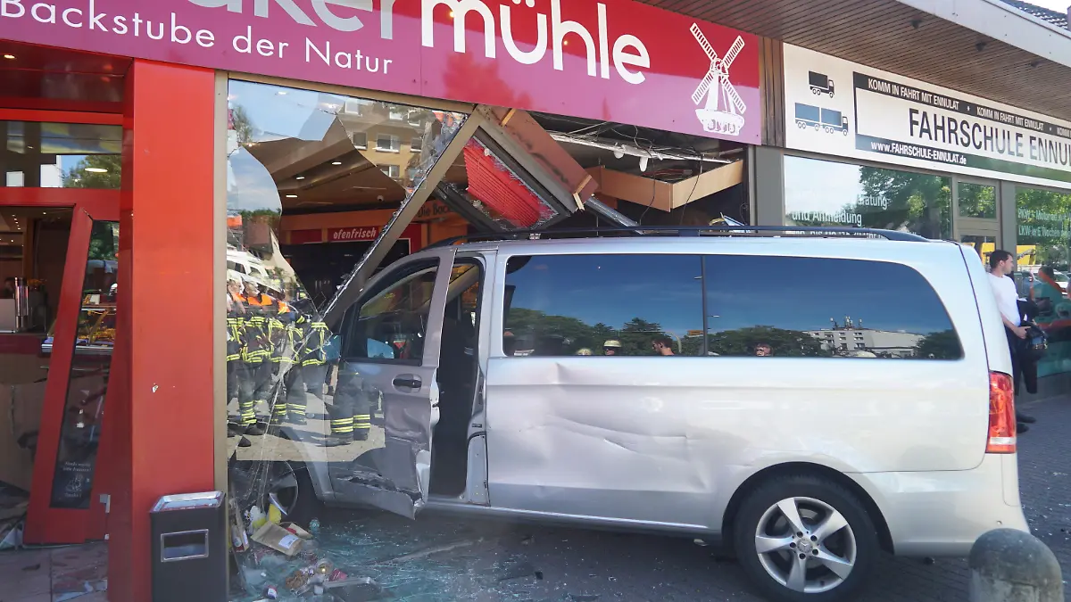 Drive In wörtlich genommen: Ein Van durchbricht das Schaufenster einer Bäckerei in Hamburg
/ 160823
*** Drive In : A van breaks through the window of a bakery, Hamburg, Germany - 16 Aug 2023 ***