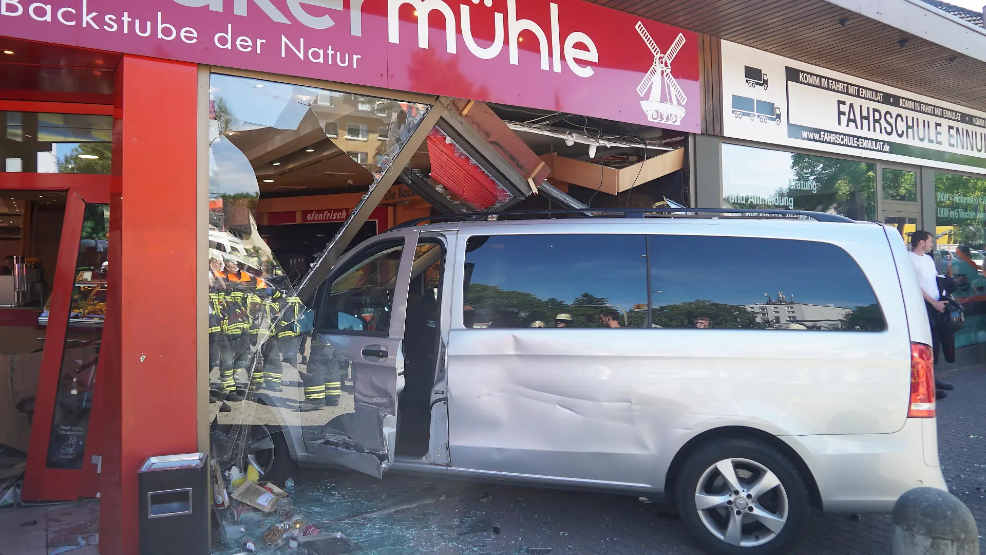 Drive In wörtlich genommen: Ein Van durchbricht das Schaufenster einer Bäckerei in Hamburg
/ 160823
*** Drive In : A van breaks through the window of a bakery, Hamburg, Germany - 16 Aug 2023 ***