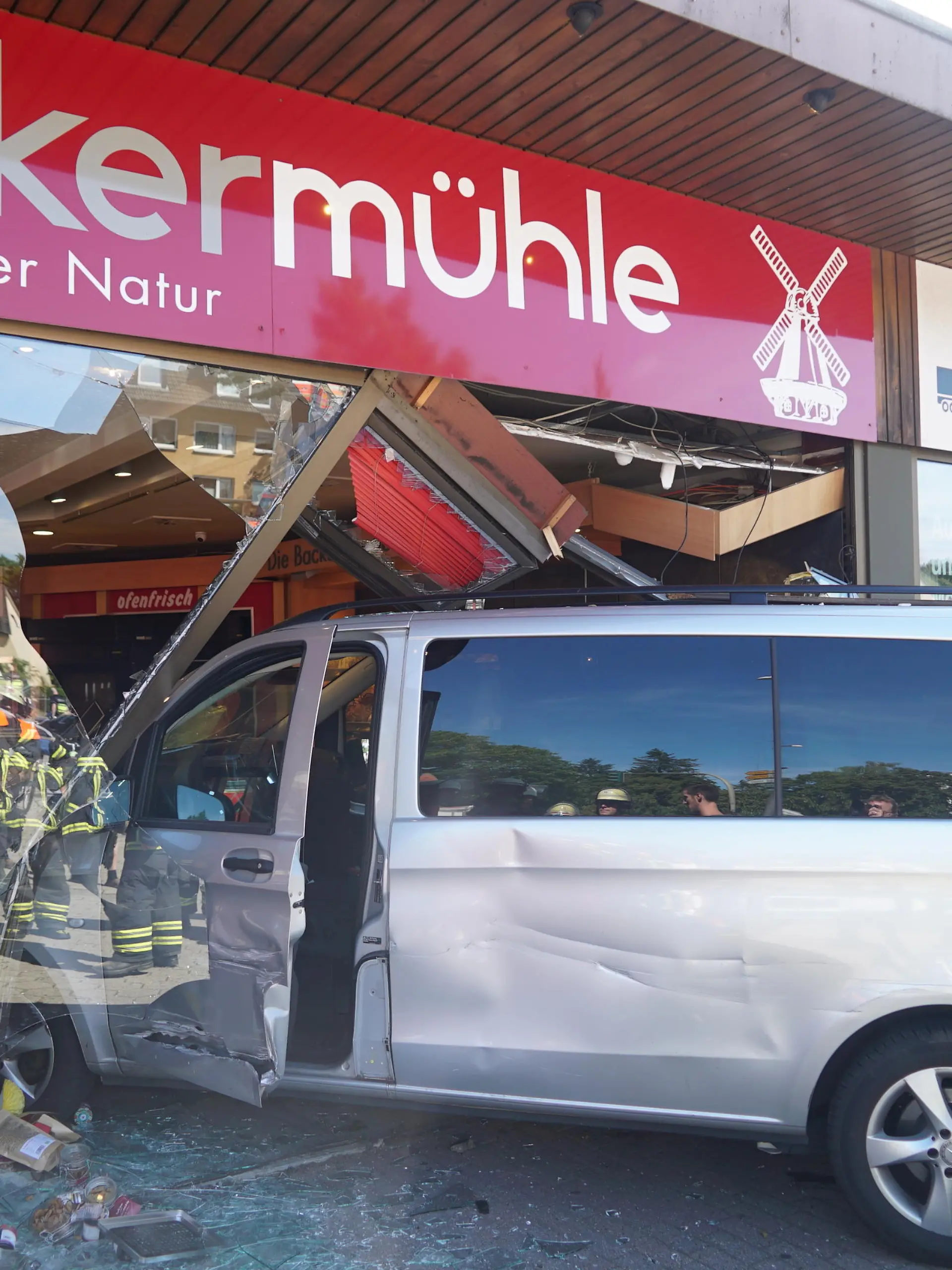 Drive In wörtlich genommen: Ein Van durchbricht das Schaufenster einer Bäckerei in Hamburg

/ 160823

*** Drive In : A van breaks through the window of a bakery, Hamburg, Germany - 16 Aug 2023 ***