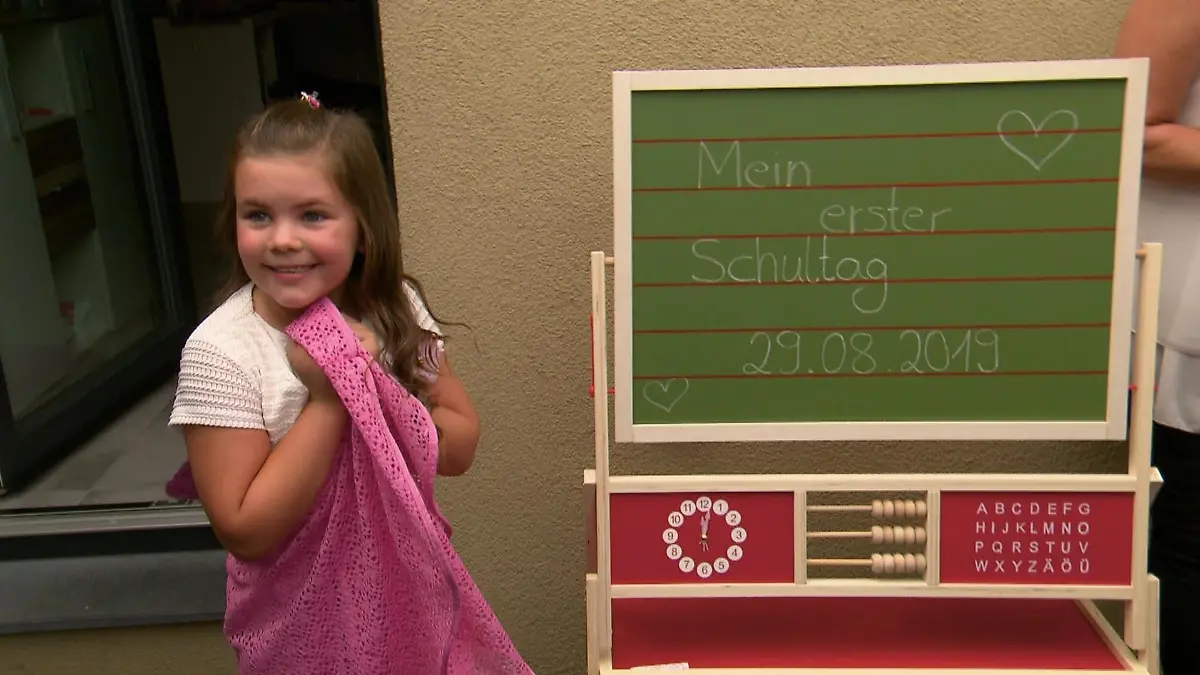 Celina Wollny an ihrem 1. Schultag