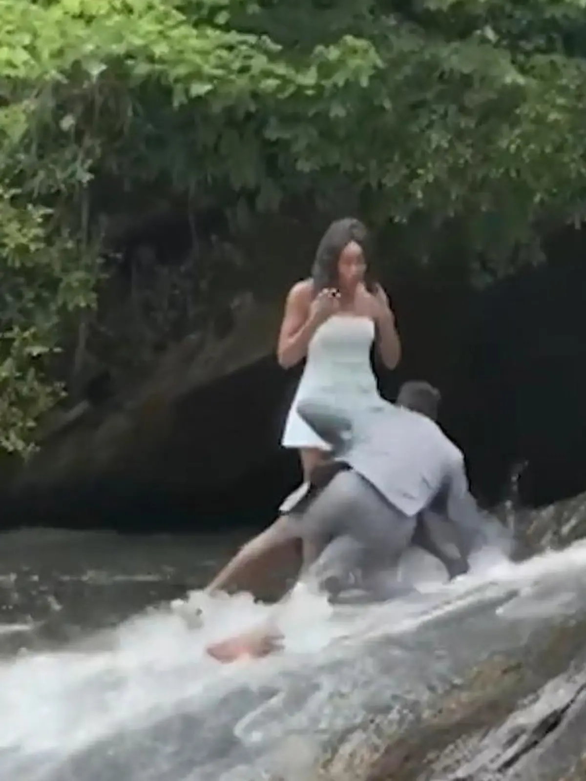 Antrag für Klicks? Mann stürzt Wasserfall herunter – bei Verlobung!