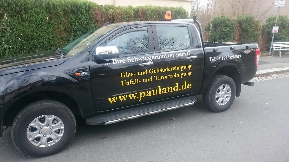 Auto von Tatortreiniger Thomas Pauland mit "Schwiegermutter"-Werbung