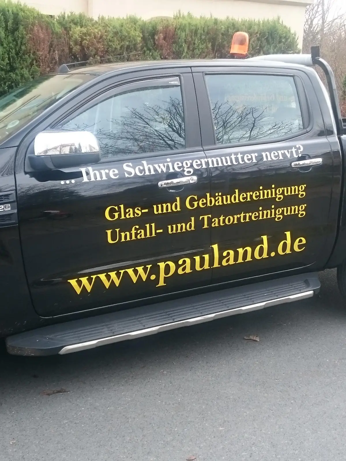 Auto von Tatortreiniger Thomas Pauland mit "Schwiegermutter"-Werbung