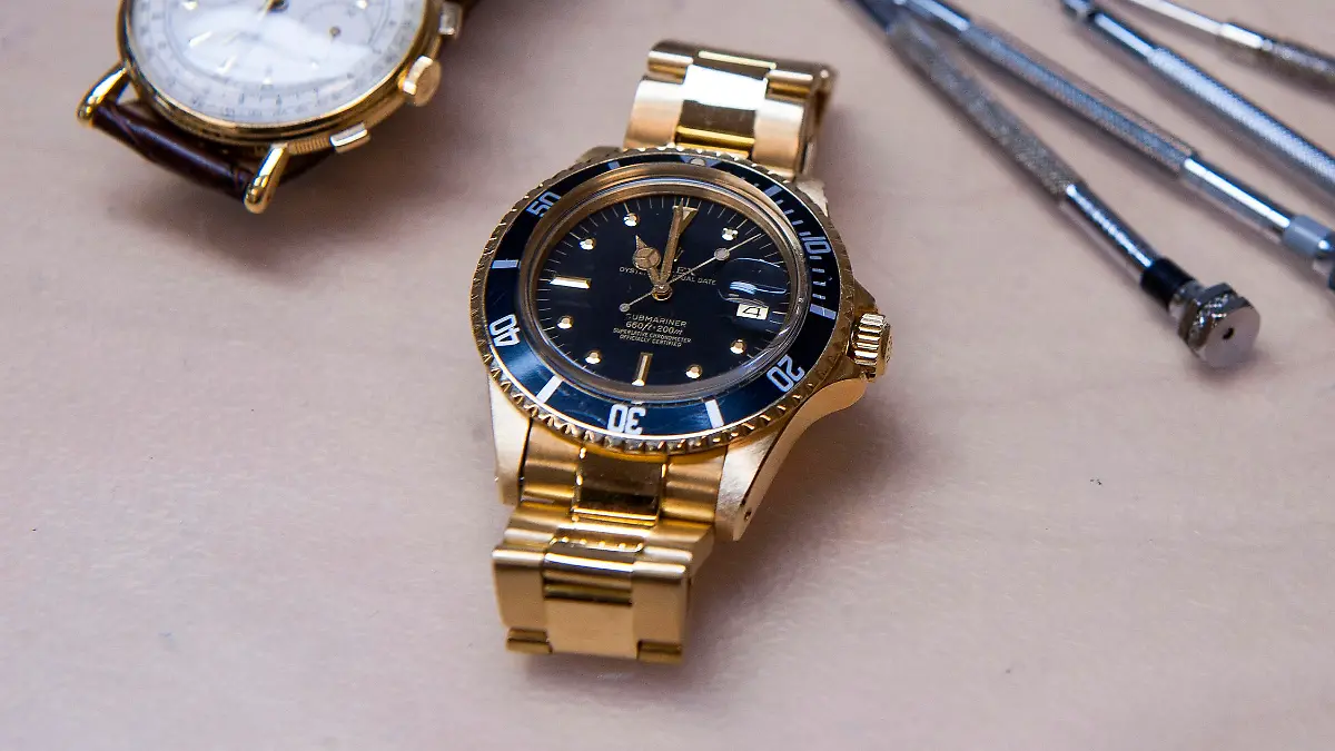 November 29, 2016 - Huntington Beach, CA, USA - A Rolex Submariner Vintage 1680, foreground, available through Bob's Watches in Huntington Beach on Tuesday, November 29, 2016. The company is an online marketplace where watch enthusiasts can buy, sell and trade watches. The company is projecting $24 million in revenue this year.(Photo by Paul Rodriguez, Orange County Register/SCNG