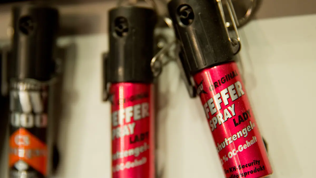 ARCHIV - Pfefferspray ist am 04.03.2016 während der Jagd- und Sportwaffenmesse IWA OutdoorClassics in Nürnberg (Bayern) am Stand des Unternehmens kh security zu sehen. Foto: Daniel Karmann/dpa (zu dpa: «My Home, my Castle, my Pfefferspray: Wer von Terrorangst profitiert» vom 06.08.2016) +++(c) dpa - Bildfunk+++