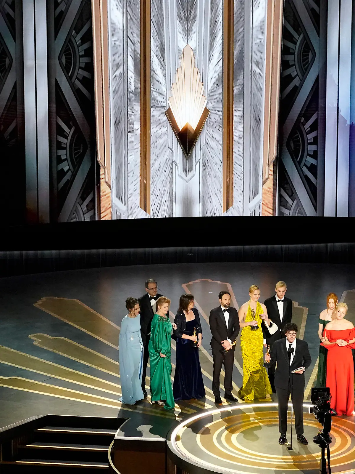 12.03.2023, USA, Los Angeles: Daniel Roher (vorne) und die Mitglieder der Crew von «Navalny» nehmen den Preis für den besten Dokumentarfilm bei der Oscar-Verleihung, den 95. Academy Awards im Dolby Theatre entgegen. Foto: Chris Pizzello/Invision/AP +++ dpa-Bildfunk +++