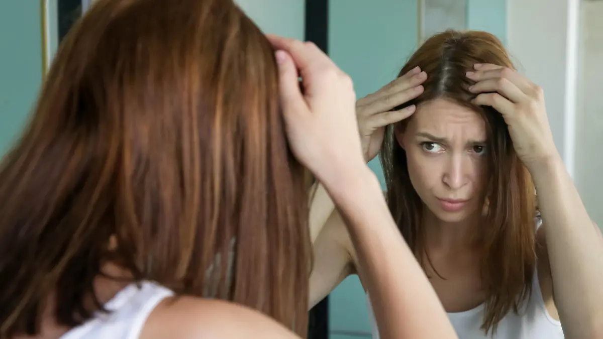 Wer viel Stress hat, kann schneller graue Haare bekommen.