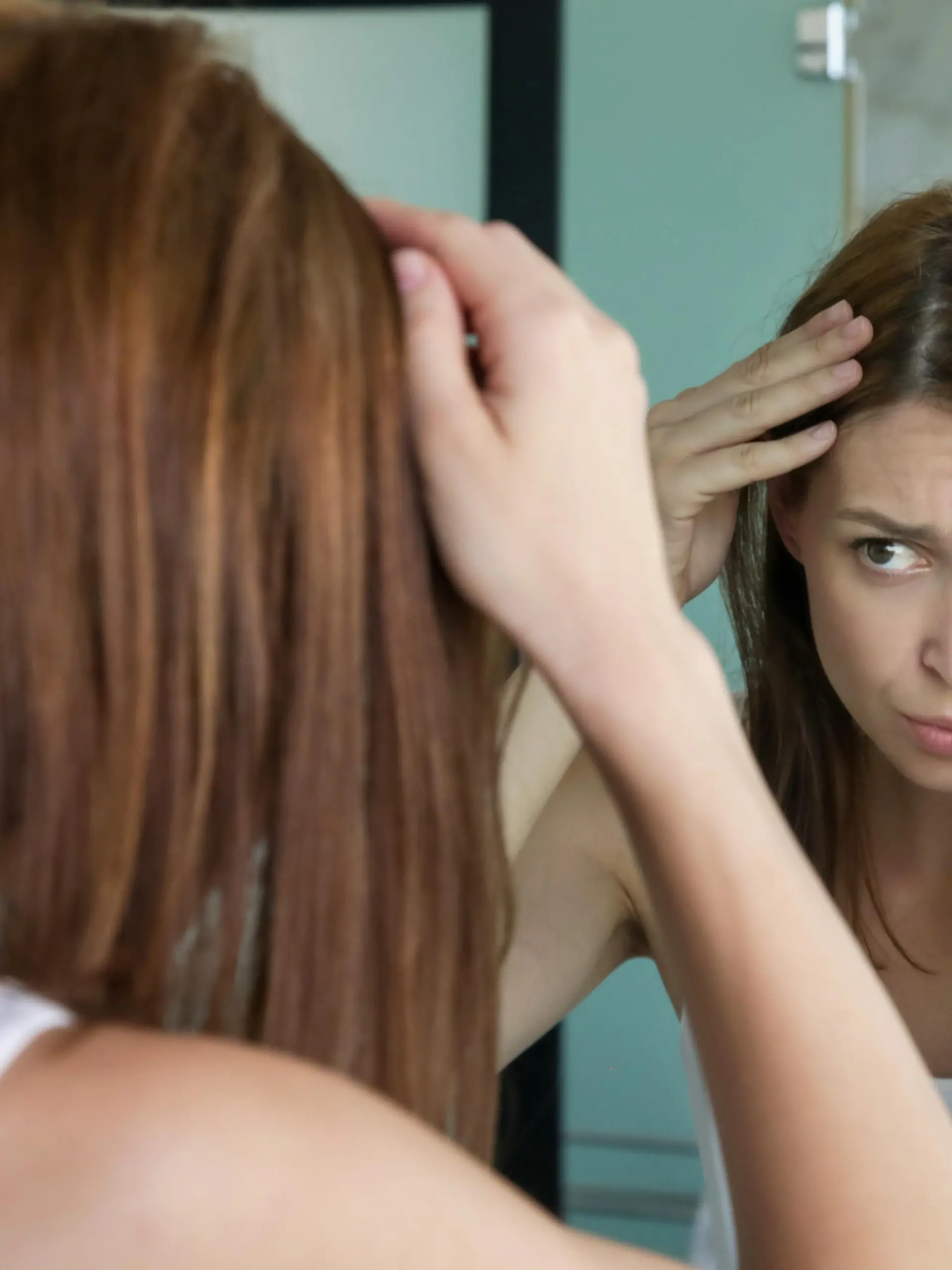 Wer viel Stress hat, kann schneller graue Haare bekommen.