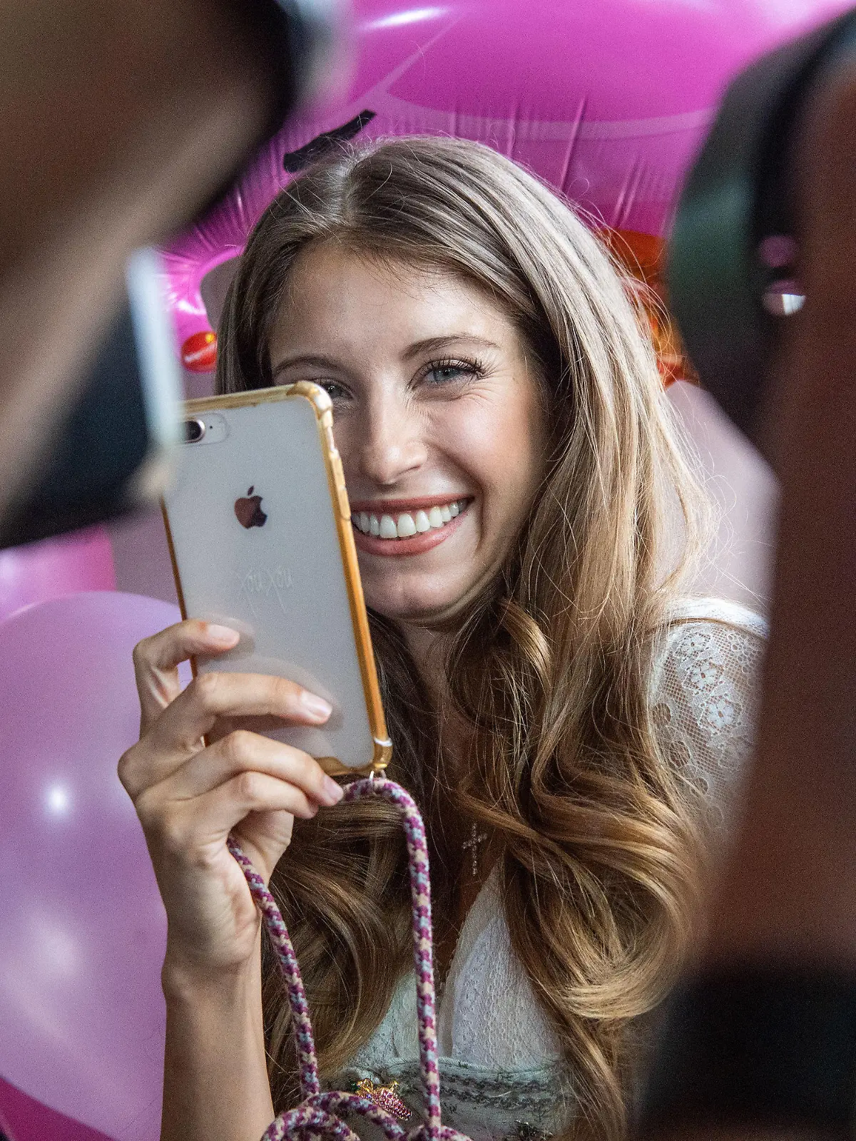 ARCHIV - 15.07.2019, Bayern, München: Cathy Hummels, Influencerin, steht mit einem Handy im selbst designten Dirndl vor Fotografen. Am 14.11.2019 wird der  4. Deutsche Bloggerpreis verliehen. Hummels soll die Veranstaltung moderieren. Foto: Lino Mirgeler/dpa +++ dpa-Bildfunk +++