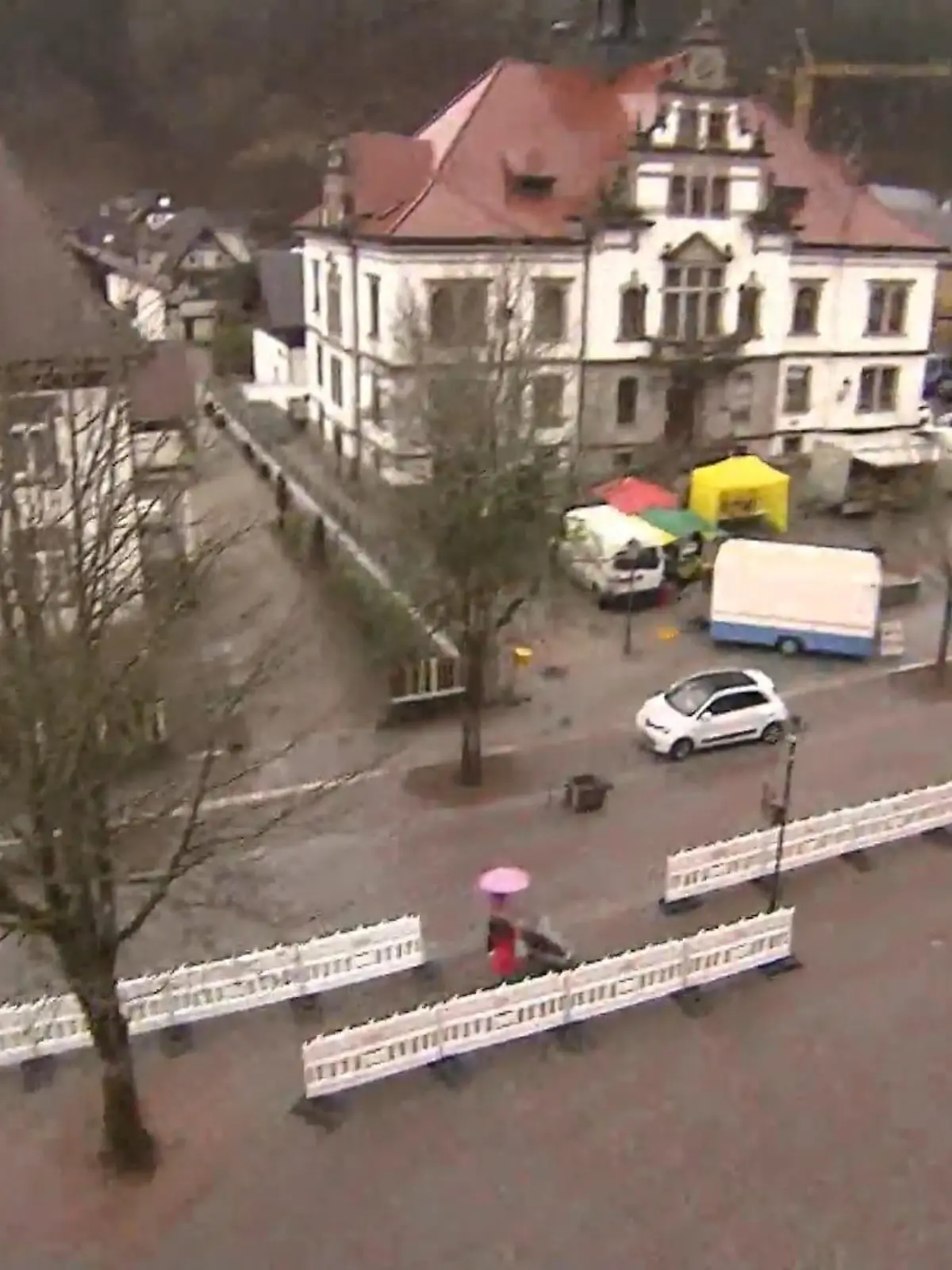 "Wir fühlen uns auf unserem Schulhof fast wie im Gefängnis." Das sagen Schülerinnen und Schüler vom Gymnasium Schönau im Schwarzwald. Denn mitten durch ihren Schulhof verläuft eine Straße! Und weil das natürlich viel zu gefährlich ist, wurden die Kinder kurzerhand eingezäunt. Schüler, Eltern und Lehrer demonstieren deshalb jetzt gegen diesen Zustand.