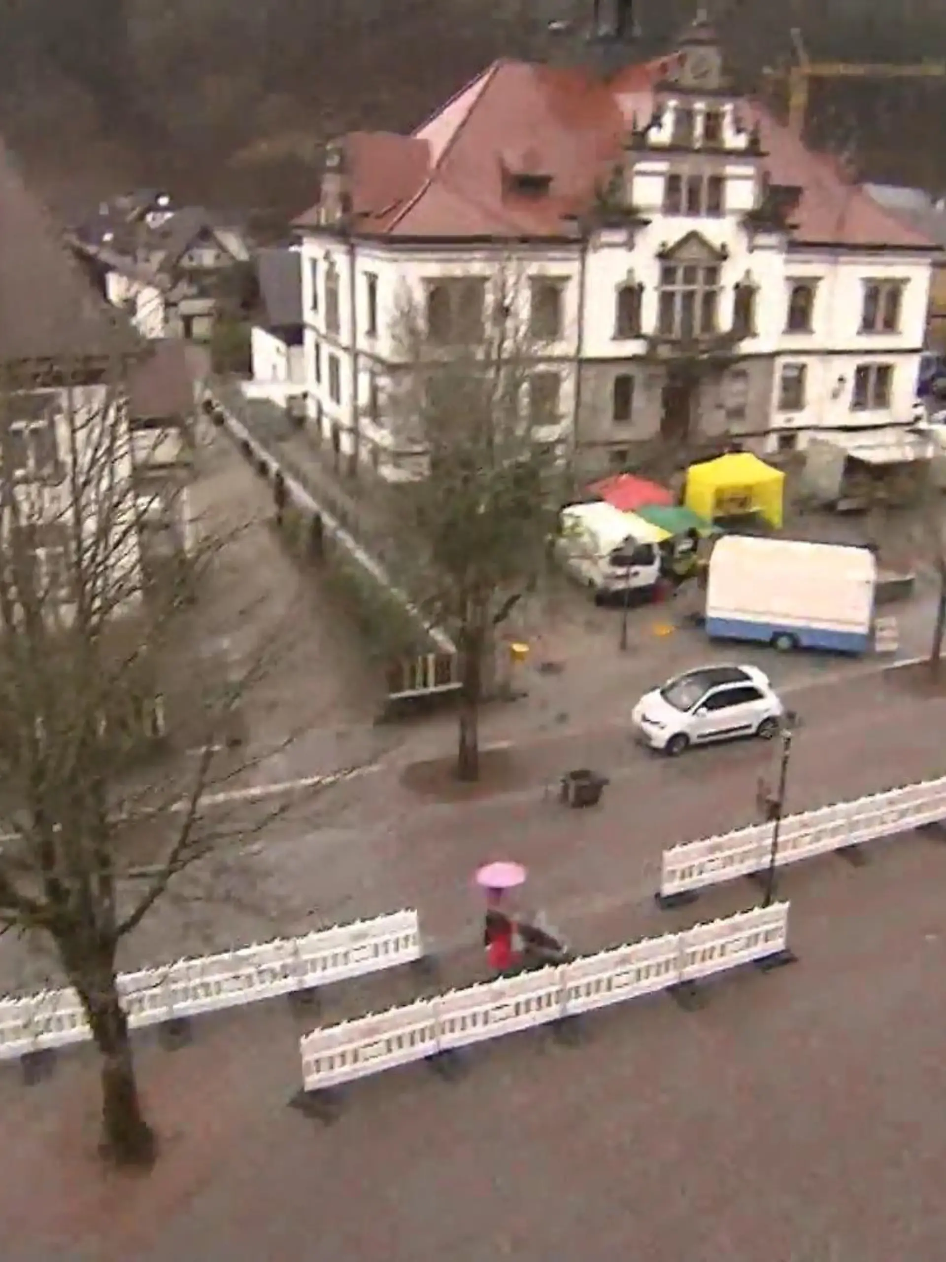 "Wir fühlen uns auf unserem Schulhof fast wie im Gefängnis." Das sagen Schülerinnen und Schüler vom Gymnasium Schönau im Schwarzwald. Denn mitten durch ihren Schulhof verläuft eine Straße! Und weil das natürlich viel zu gefährlich ist, wurden die Kinder kurzerhand eingezäunt. Schüler, Eltern und Lehrer demonstieren deshalb jetzt gegen diesen Zustand.
