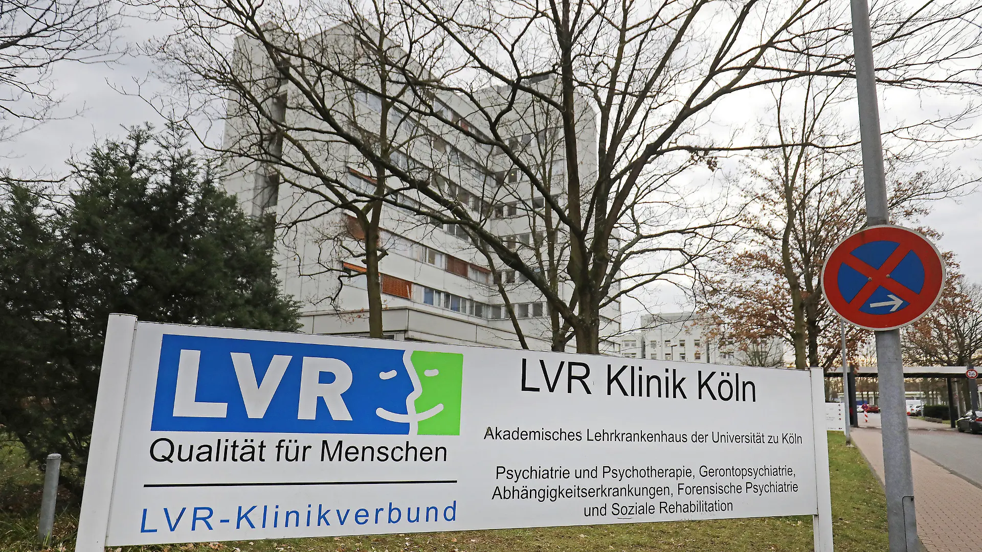 17.01.2020, Nordrhein-Westfalen, Köln: Die LVR Klinik in Köln. Ein möglicher Bombenfund in Köln könnte große Auswirkungen auf Patienten einer Klinik und den Verkehr auf der A3 haben. Sollte eine Entschärfung notwendig werden, muss die Autobahn eventuell gesperrt und das Krankenhaus im Kölner Osten evakuiert werden. Das teilte ein Sprecher des Kölner Ordnungsamtes mit. Foto: Oliver Berg/dpa +++ dpa-Bildfunk +++