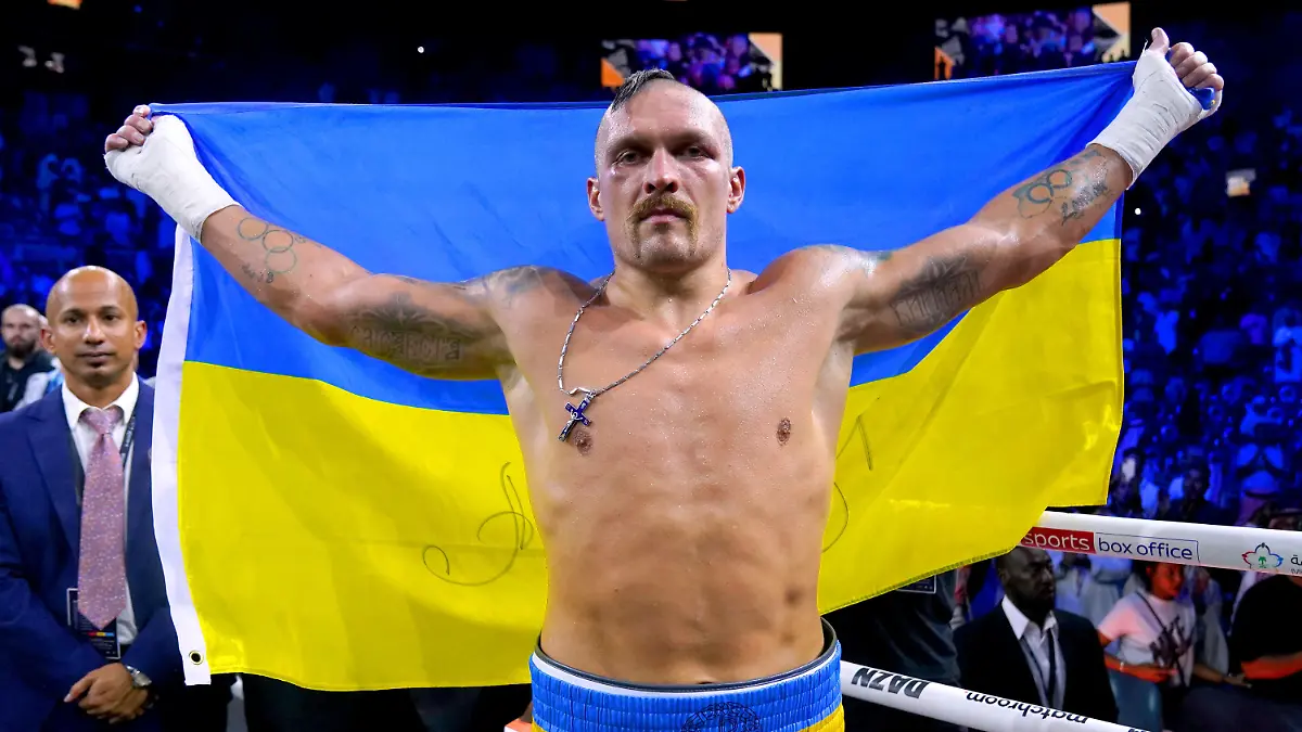ARCHIV - 20.08.2022, Saudi-Arabien, Jeddah: Boxen: Schwergewicht, WM-Kampf, Joshua (Großbritannien) - Usyk (Ukraine). Oleksandr Usyk jubelt nach dem Sieg. Für viele Landsleute gilt Usyk auch als politische Stimme. (zu dpa: «Der Kampf abseits der Front: Ukrainische Sportler und der Krieg») Foto: Nick Potts/Press Association/dpa +++ dpa-Bildfunk +++