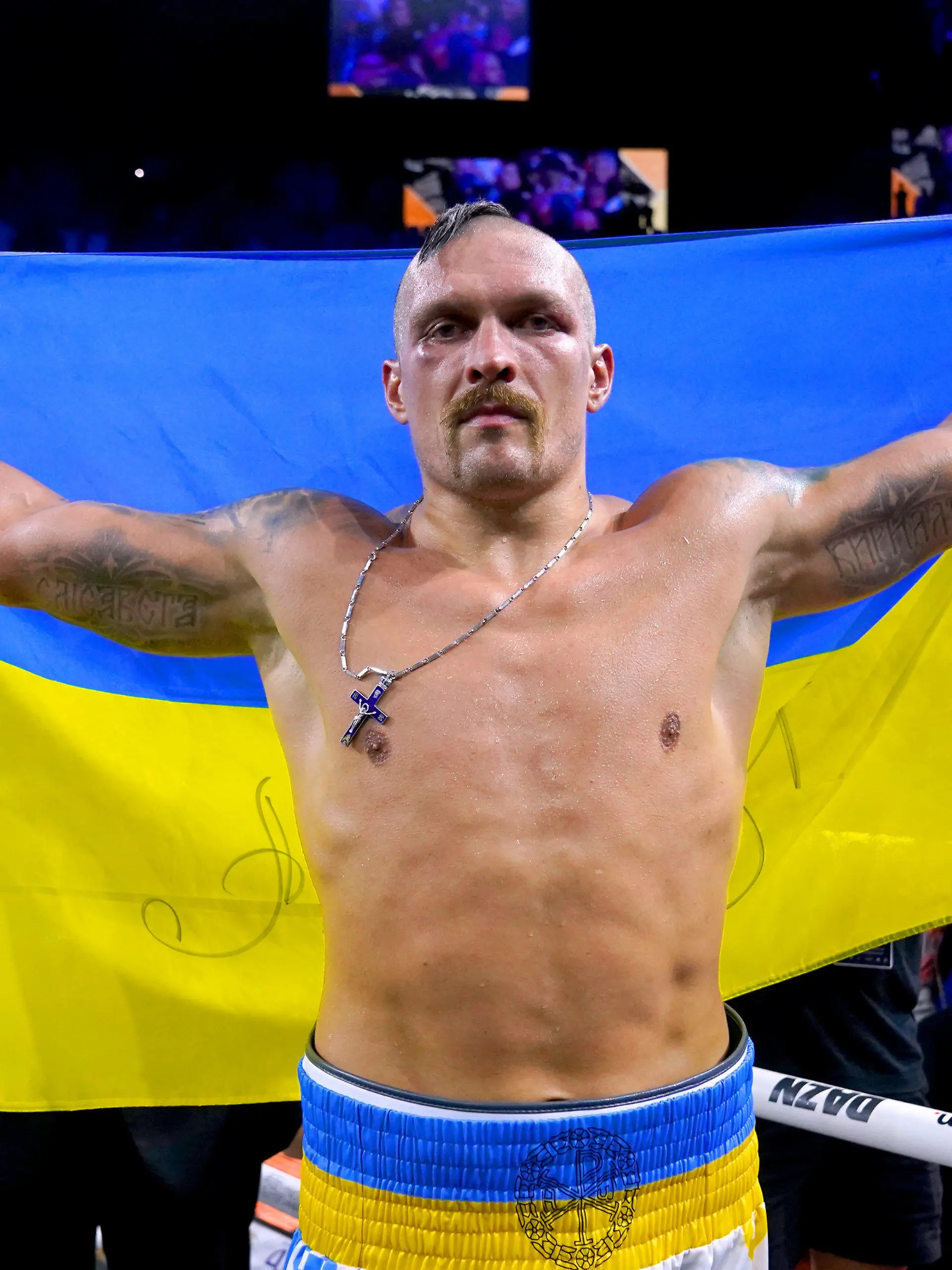 ARCHIV - 20.08.2022, Saudi-Arabien, Jeddah: Boxen: Schwergewicht, WM-Kampf, Joshua (Großbritannien) - Usyk (Ukraine). Oleksandr Usyk jubelt nach dem Sieg. Für viele Landsleute gilt Usyk auch als politische Stimme. (zu dpa: «Der Kampf abseits der Front: Ukrainische Sportler und der Krieg») Foto: Nick Potts/Press Association/dpa +++ dpa-Bildfunk +++